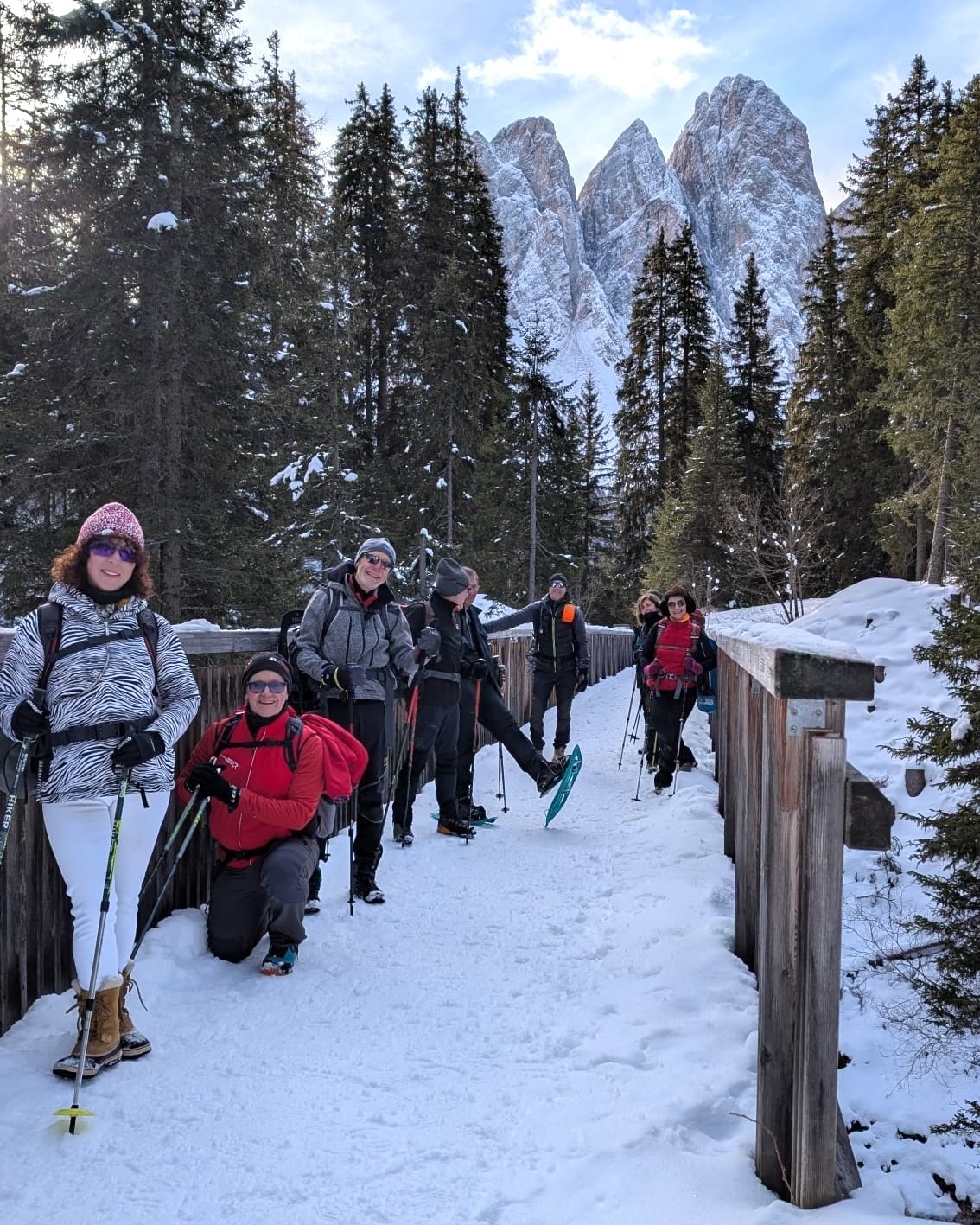 Val di Funes 🏔️❄️ Neve ovunque, tanta, soffice e luminosa. E sopra di noi un cielo blu che ha reso tutto ancora più magico. Camminare tra boschi silenziosi e prati immacolati, con le #Dolomiti a fare da cornice, è stato un vero regalo.
Tra sentieri innevati, slittini e malghe, ci siamo goduti il meglio della montagna. E a rendere tutto ancora più speciale è stato farlo insieme: un viaggio con persone che condividono la passione per la natura, la montagna d’inverno e il ritmo lento delle #ciaspole.
Passi condivisi, sorrisi nella neve, chiacchiere in cammino e quella complicità che nasce quando si vive la Natura con la stessa passione 💫
✈️🌎 Vuoi vivere altre esperienze come questa?
Tantissime mete ti aspettano, sempre con una Guida professionista al tuo fianco: scopri le prossime in programma su www.millemonti.it!
#millemonti #outdoors #trekking #viaggiare #viaggi #viaggio #vacanza #vacanze #viaggiotrekking #vacanzedigruppo #viaggiodigruppo #valdifunes #ciaspolata
@sportlandweb_ @kayland_official @rockexperienceofficial @guidealpinelombardia @guidealpine_italiane