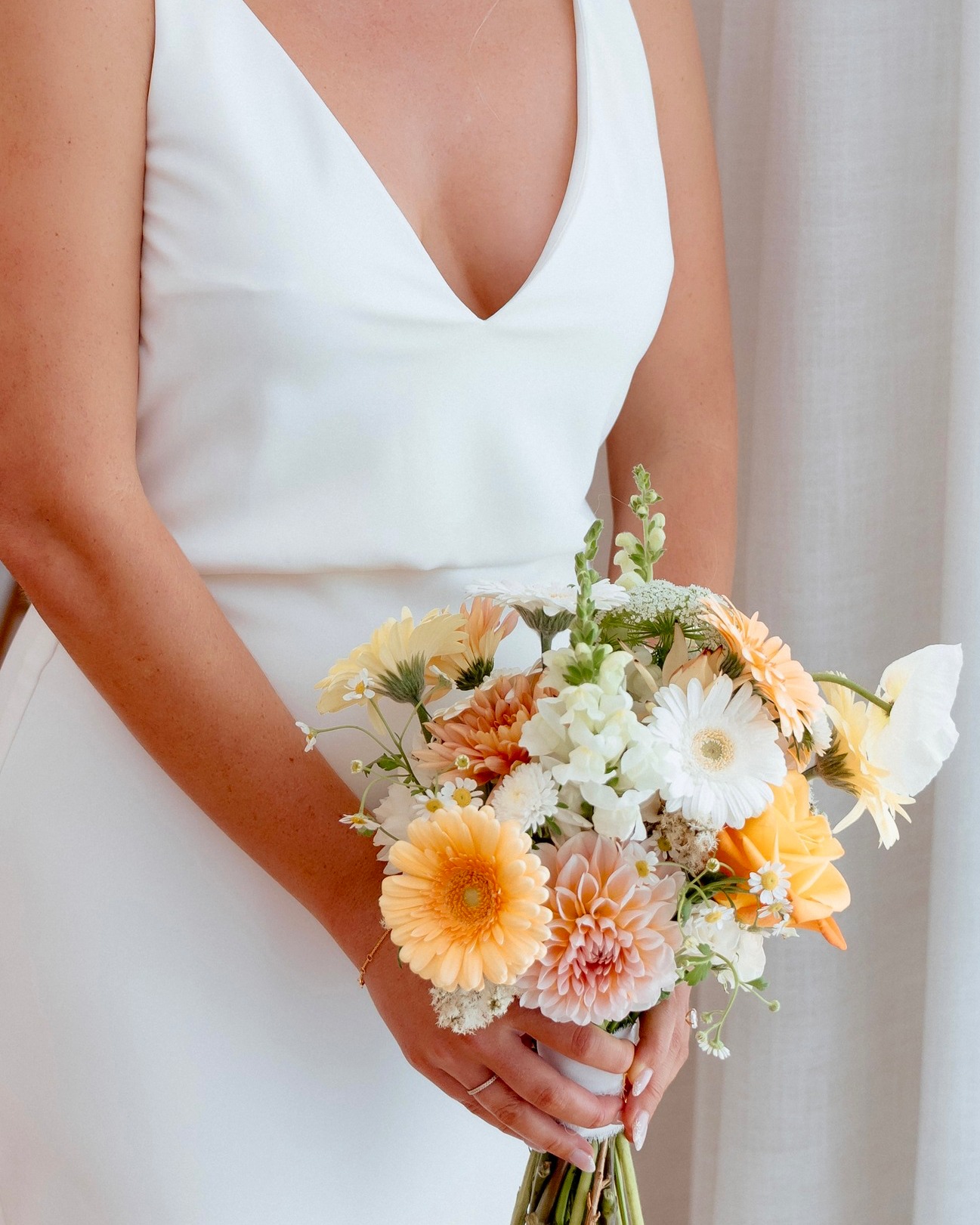 Showcasing our newest preservation project 🌼
A gorgeous little summer bouquet filled with soft peach, buttery yellow, and creamy white tones. Light, warm, and full of sunshine — this one was a joy to preserve. A perfect example of how even the smallest bouquets can hold meaningful beauty.
#GoldCoastWeddings #GoldCoastBride #BouquetPreservation #PreserveYourBlooms #FloralKeepsake #CherishedBlooms