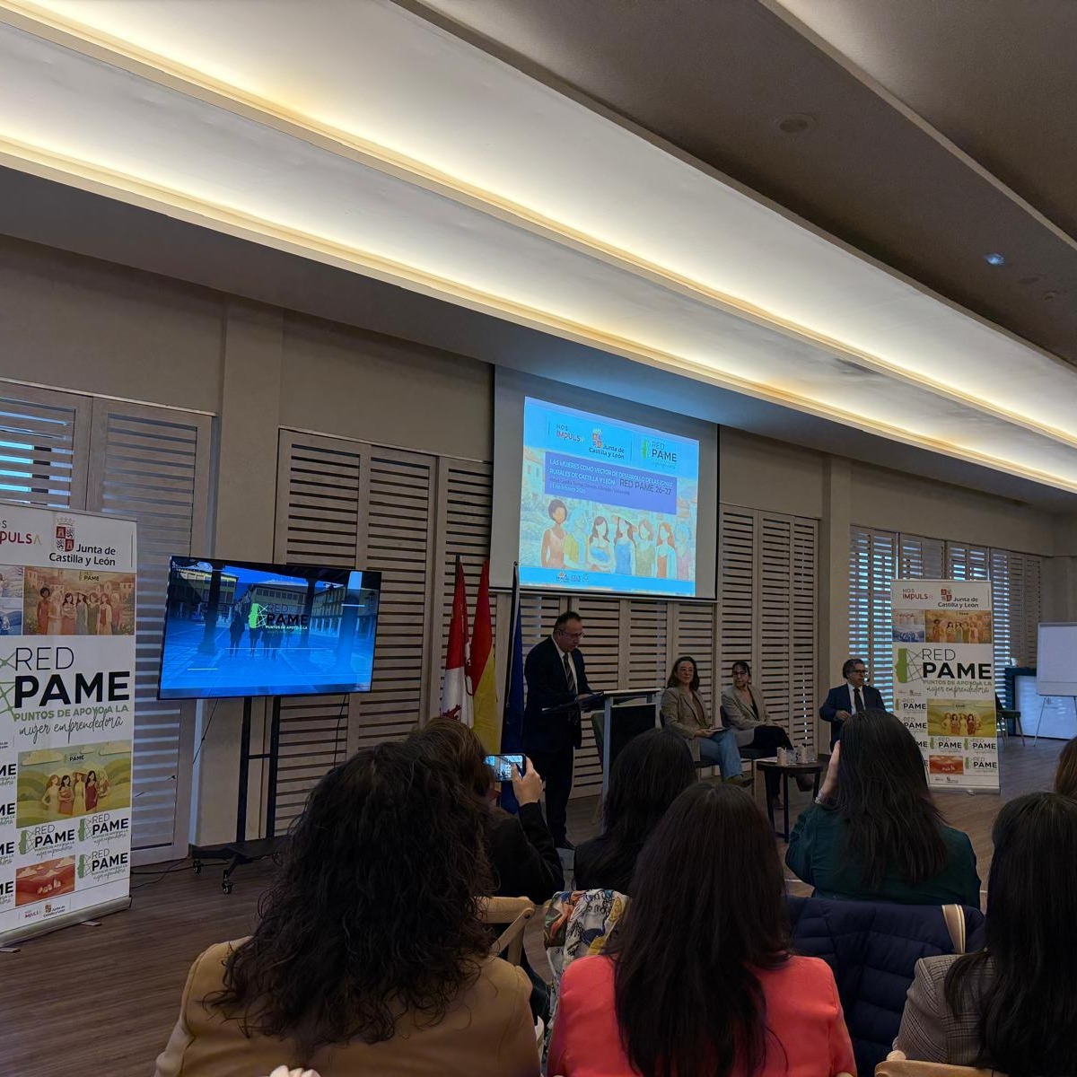 👉Hoy asistimos al seminario de lanzamiento de RED PAME 26-27 : "𝐋𝐚𝐬 𝐌𝐮𝐣𝐞𝐫𝐞𝐬 𝐜𝐨𝐦𝐨 𝐯𝐞𝐜𝐭𝐨𝐫 𝐝𝐞 𝐝𝐞𝐬𝐚𝐫𝐫𝐨𝐥𝐥𝐨 𝐝𝐞 𝐥𝐚𝐬 𝐳𝐨𝐧𝐚𝐬 𝐫𝐮𝐫𝐚𝐥𝐞𝐬 𝐝𝐞 𝐂𝐚𝐬𝐭𝐢𝐥𝐥𝐚 𝐲 𝐋𝐞ó𝐧".
🦸♀️Esta iniciativa de la Consejería de Agricultura, Ganadería y Desarrollo rural de la JCyL, refuerza el papel fundamental de las Mujeres en el crecimiento y la sostenibilidad del medio rural.
💚Próximamente, la RED PAME volverá a trabajar en nuestro territorio para impulsar y apoyar a las Mujeres que viven y transforman nuestra comarca.
#aderisa #sayago #redpamesayago #redpame