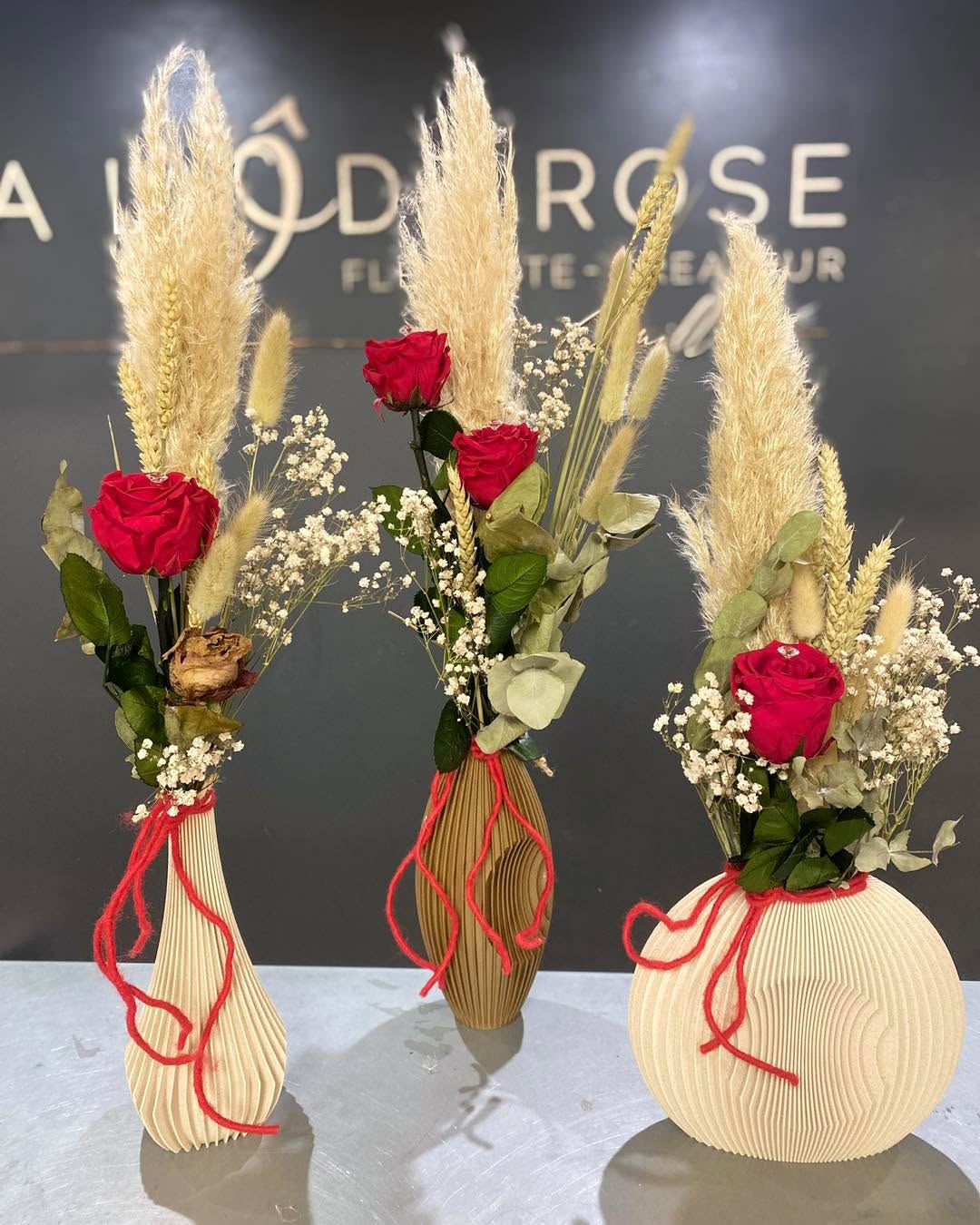 💖 Nouvelle collection – Spéciale Saint-Valentin 💖
Pour célébrer l’amour sous toutes ses formes, découvrez notre nouvelle collection de roses éternelles & fleurs séchées ✨
Des créations intemporelles, délicates et pleines de poésie, pensées pour durer bien au-delà du 14 février 🌹
À offrir (ou à s’offrir) pour dire je t’aime autrement, avec douceur et élégance.
Disponible dès maintenant en boutique
⚠️ Quantités limitées
________________________________
Conseil d’entretien – Rose éternelle
Votre rose éternelle est une création précieuse, conçue pour durer plusieurs années 🌹
Pour préserver toute sa beauté :
• Conservez-la à l’abri de l’humidité
• Évitez toute exposition directe au soleil
• Ne l’arrosez jamais
• Manipulez-la avec délicatesse
• Dépoussiérez-la occasionnellement avec un pinceau doux ou un souffle d’air léger
Ainsi, votre rose conservera son éclat et son élégance au fil du temps.
💎 Une fleur d’exception mérite une attention particulière.