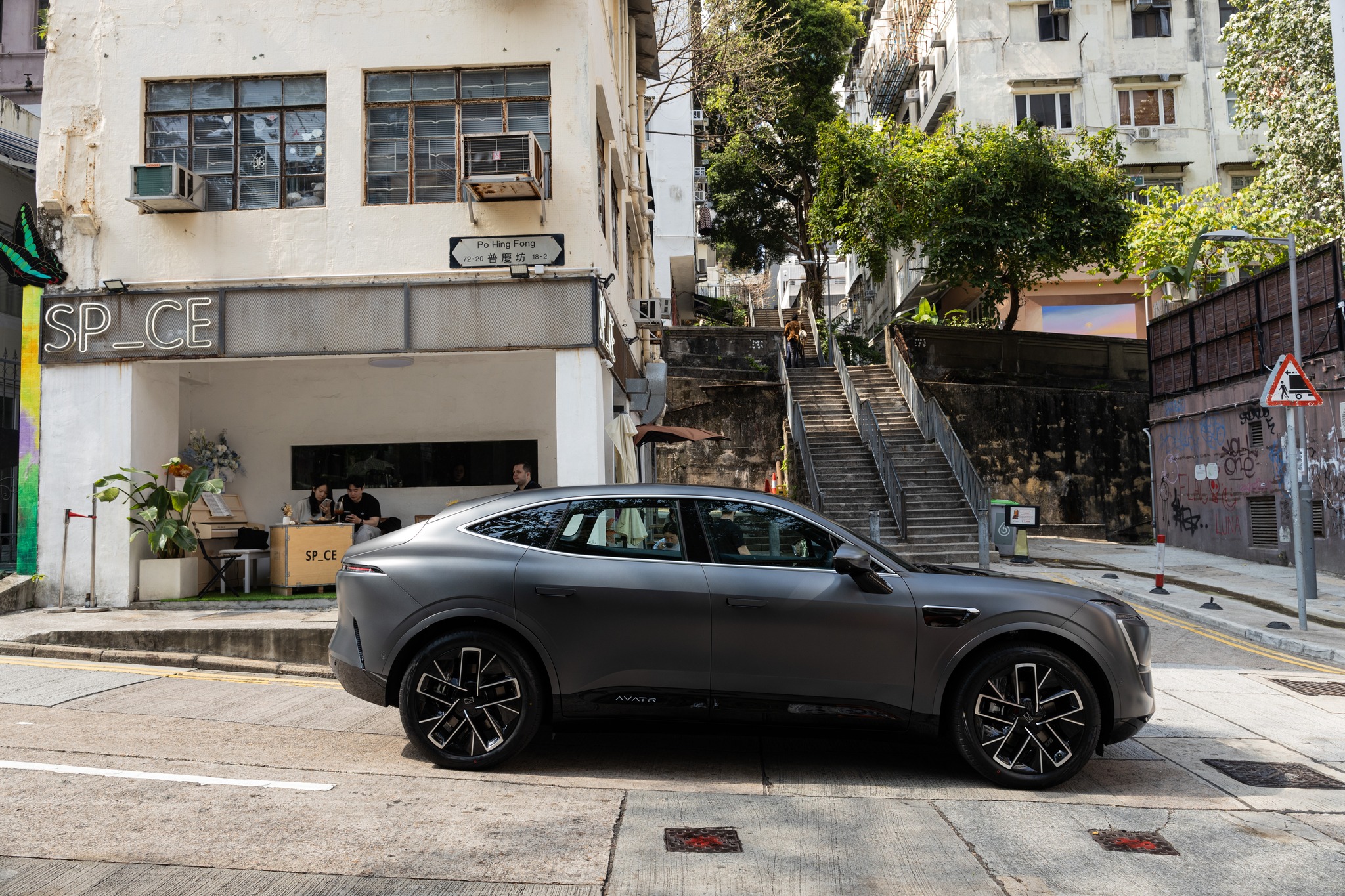 【AVATR 11 | 未來的流動之姿 Fluidity and Forward-looking Elegance】
動態線條,流暢形體。 AVATR 11 宛若來自未來的化身,翩然律動。
AVATR 旗艦陳列室
地址:九龍灣啟祥道 20 號大昌行集團大廈地下
陳列室電話:2262 1380
Dynamic lines. Fluid shapes. AVATR 11 designed to move like a vision from the future.
📍 AVATR Flagship Showroom
Address:G/F, DCH Building, 20 Kai Cheung Road, Kowloon Bay
Showroom Phone No.: 2262 1380
#AVATR #AVATR11 #DCHMotors #EV #NewEraNewLuxury