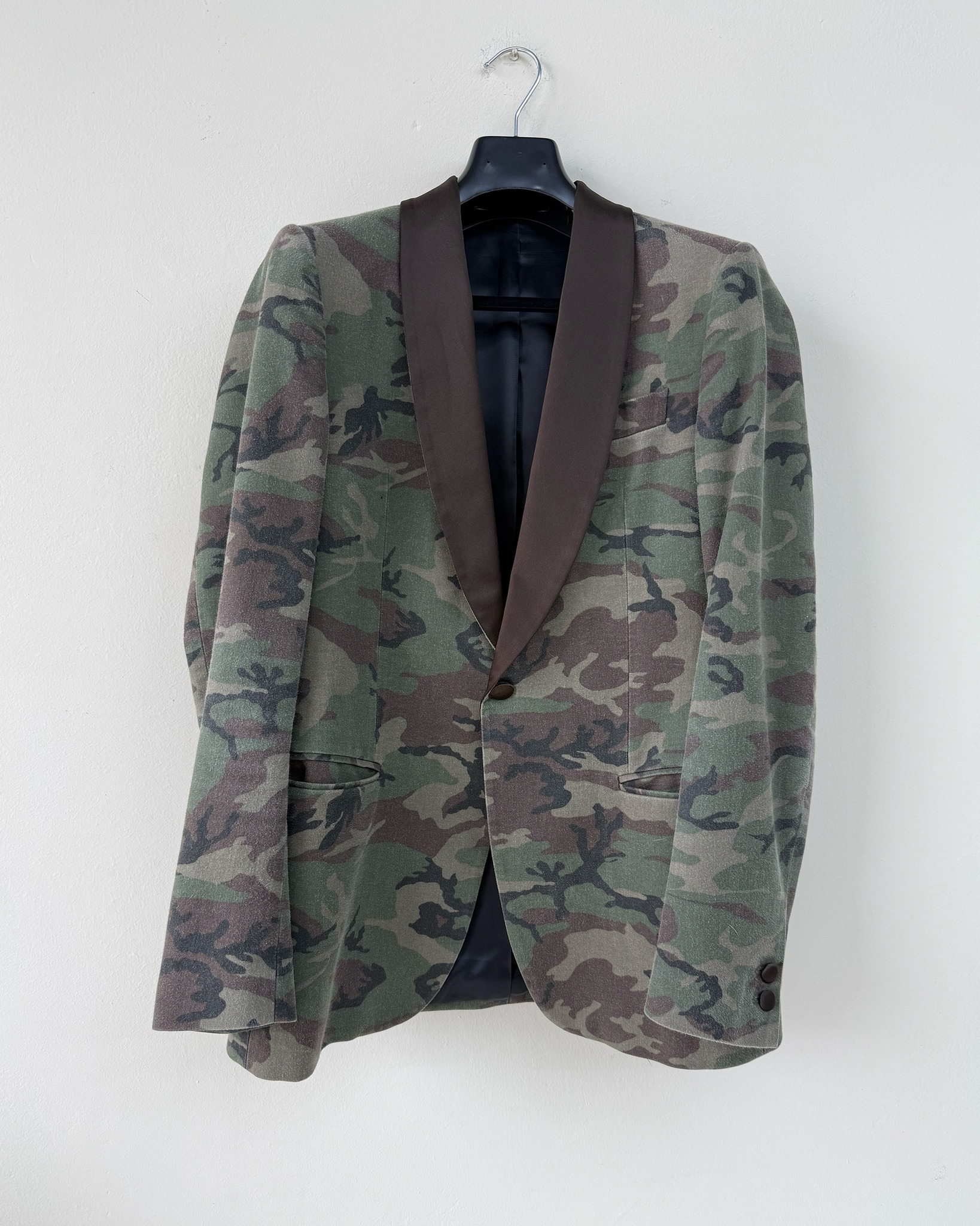 Eleganza che rompe le regole.
In vendita giacca smoking camouflage firmata The Patriot, un capo iconico e fuori dagli schemi che reinterpreta il tuxedo classico in chiave audace e contemporanea.
Proveniente da collezioni passate del brand (circa 2013–2014), pensate per fondere sartorialità ed espressione personale.
🧥 Caratteristiche del prodotto
🔹 Brand: The Patriot (Italia)
🔹 Stile: giacca da sera / tuxedo camouflage
🔹 Fantasia: stampa mimetica
🔹 Dettaglio distintivo: ampi revers a scialle in raso marrone a contrasto
🔹 Chiusura: un bottone
🔹 Tasche: a filetto
🔹 Materiali: misto cotone o poliestere, fodera in viscosa
Un capo scenografico, perfetto per chi vuole distinguersi e portare l’eleganza oltre i confini tradizionali: non per tutti, ma per chi sa osare.
🛒 Disponibile sul nostro shop on-line oppure in Store
💬 Contattaci per qualsiasi informazione o dettaglio che vuoi sapere
#ThePatriot #CamouflageStyle #StatementPiece