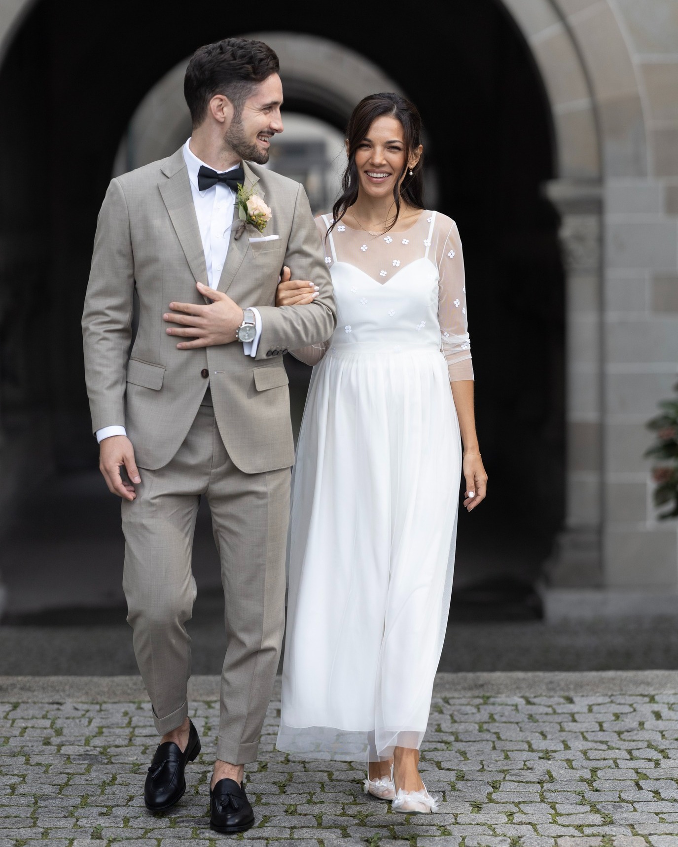 Liebe feiern – heute und jeden Tag 💖 Liebe Janina, es war wunderschön, dich auf diesem Weg begleiten zu dürfen. Herzlichen Dank für dein Vertrauen! Dir und Andreas wünsche ich von Herzen alles Liebe 💛✨
Und Happy Valentinstag euch allen 💕
#yulidesign #yulibraut #hochzeitskleid #brautkleid #braut #hochzeit #heiraten #swisstulle #handgemacht #einzigartig #slowfashion #madeingraubünden