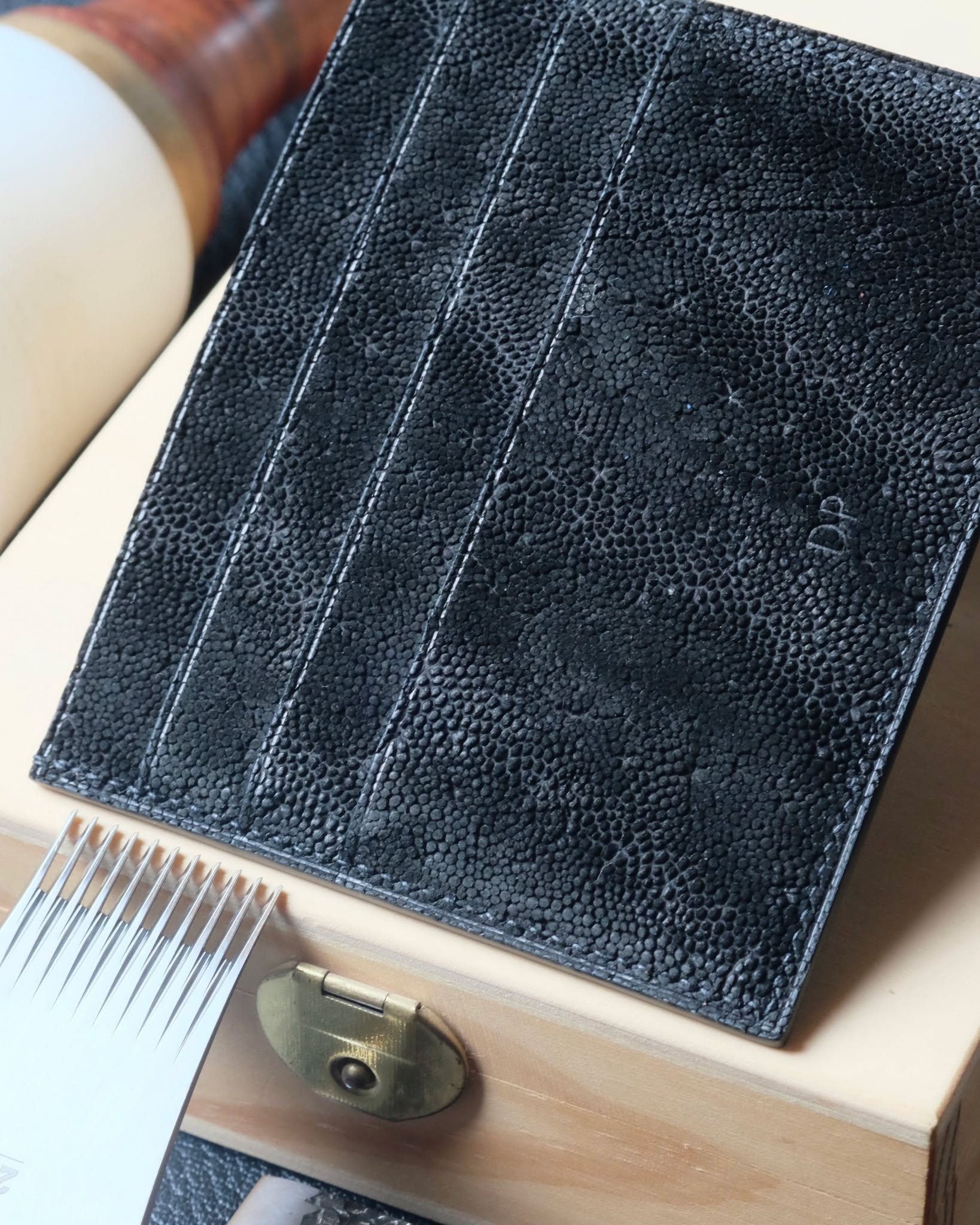 🇧🇪🖐🏻 Bespoke Card Case
•
Porte-cartes no. 13 entièrement fait main et cousu main en cuir d’éléphant noir, intérieur en cuir de chèvre Sully noir, fil de lin noir (couture XS), peinture des bords noire et initiales marquées à chaud.
•
#atelierdecoster #decoster #artisan #handmade #handstiched #handmadeinbelgium #madeinbelgium
•
#handmadewallet #bespokewallet #customwallet #handmadeleatherwallet
•
#elephantleather #elephantcardcase #elephantwallet