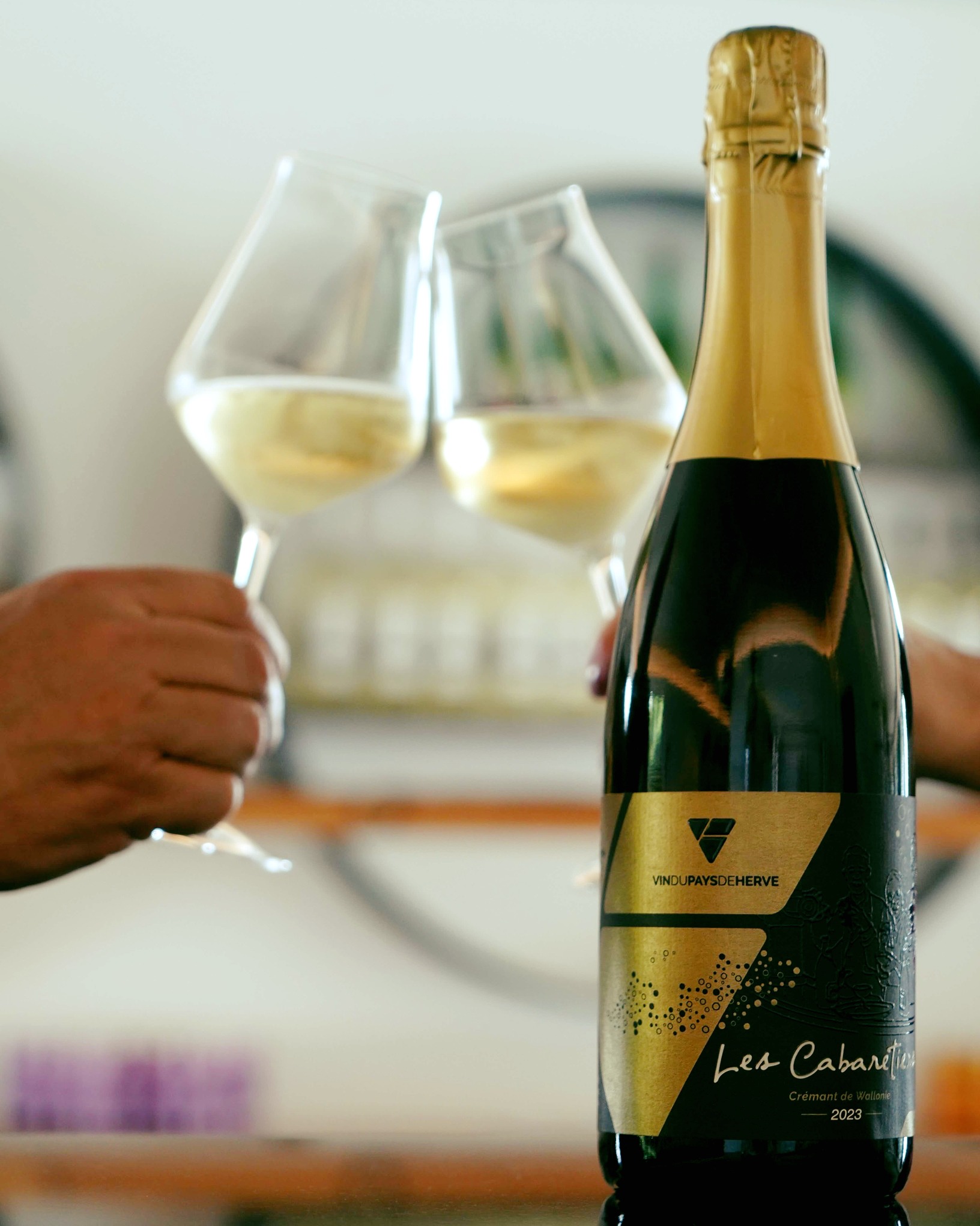 ❤️🥂 Pour la Saint-Valentin, faites pétiller les cœurs… et les verres !
Cette année, oubliez les fleurs qui fanent et misez sur une attention qui se partage vraiment. 🍾🎁🎉
✅ Nos bulles sont prêtes à accompagner vos dîners aux chandelles, vos surprises romantiques… ou simplement un joli moment à deux. Élégantes, locales et festives, elles ont tout pour transformer la soirée en souvenir mémorable.
👉 Passez au chai pour choisir la cuvée parfaite et célébrer l’amour. ❤️🍇
#SaintValentin #BullesBelges #VinDuPaysDeHerve #LoveAndWine #IdéeCadeau #VinsLocaux