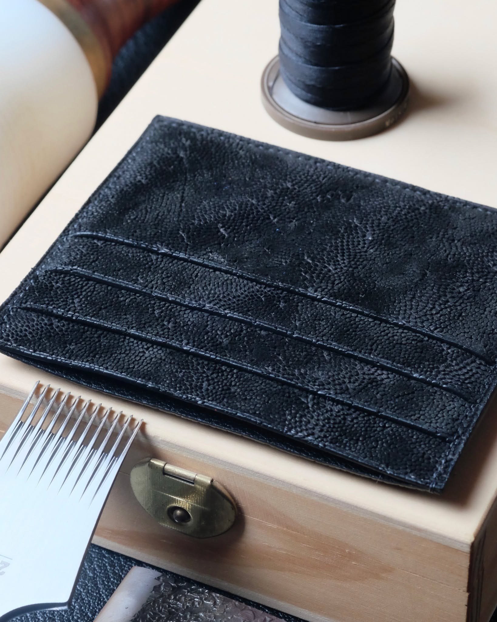 🇧🇪🖐🏻 Cousu main en Belgique
•
Porte-cartes no. 13 entièrement fait main et cousu main en cuir d’éléphant noir, intérieur en cuir de chèvre Sully noir, fil de lin noir (couture XS), peinture des bords noire et initiales marquées à chaud.
•
#atelierdecoster #decoster #artisan #handmade #handstiched #handmadeinbelgium #madeinbelgium
•
#handmadewallet #bespokewallet #customwallet #handmadeleatherwallet
•
#elephantleather #elephantcardcase #elephantwallet