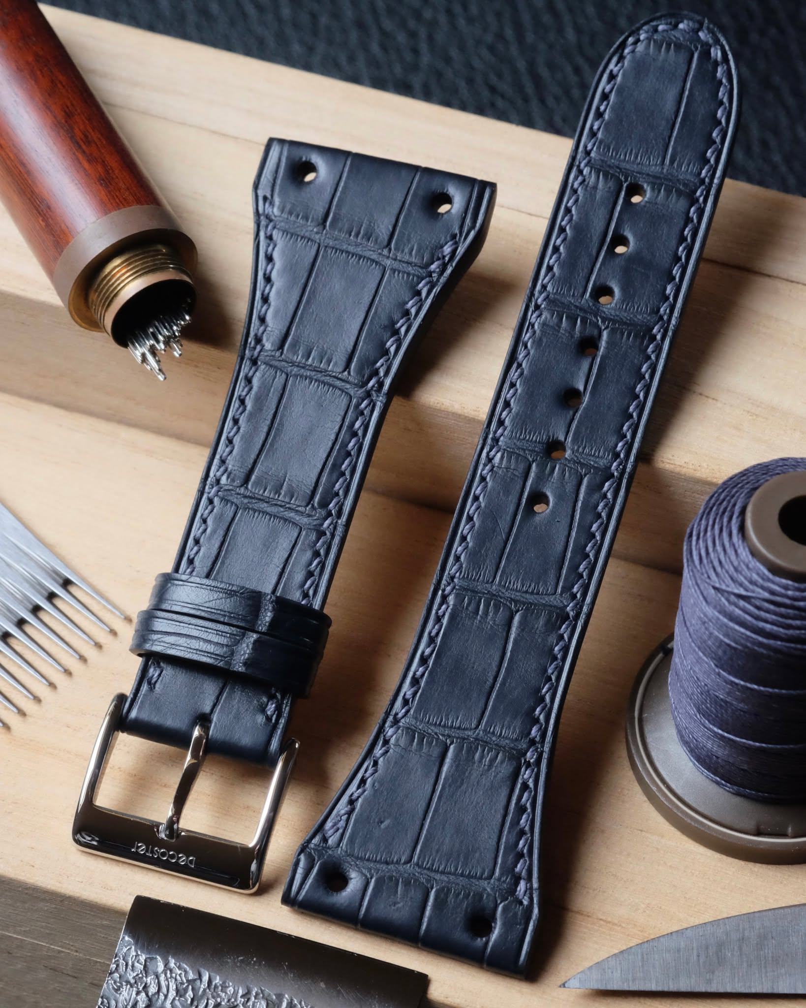 🇧🇪🖐🏻 Handmade in Belgium
•
Bracelet de montre (plat 4.5 à 3 mm d’épaisseur) entièrement fait main et cousu main en cuir d’alligator marine blue, doublure veau Zermatt, fil de lin dark blue (couture S), peinture des bords dark blue, trous ronds 2.0 mm et boucle ardillon silver.
•
#atelierdecoster #decoster #artisan #handmade #handstiched #handmadeinbelgium #madeinbelgium
•
#handmadewatchstrap #bespokewatchstrap #customwatchstrap #handmadeleatherwatchstrap
•
#alligatorwatchstrap #alligatorleather #alligatorleatherwatchstrap