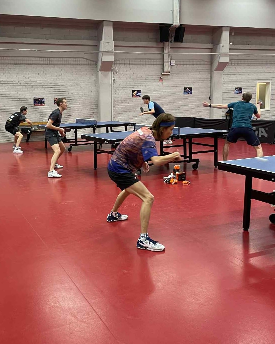 Masaki har varit hemma i Japan de senaste veckorna för att vässa formen och spela japanska mästerskapen. Nu är han tillbaka igen, lagom till en avgörande vecka i Pingisligan. Imorgon kväll möter herrlaget Halmstad borta och nästa vecka ska de ner till västkusten igen för att möta Falkenberg. Det var otroligt jämnt när lagen möttes i höstas. Den här gången hoppas vi att slutbollarna studsar vår väg. Lycka till!