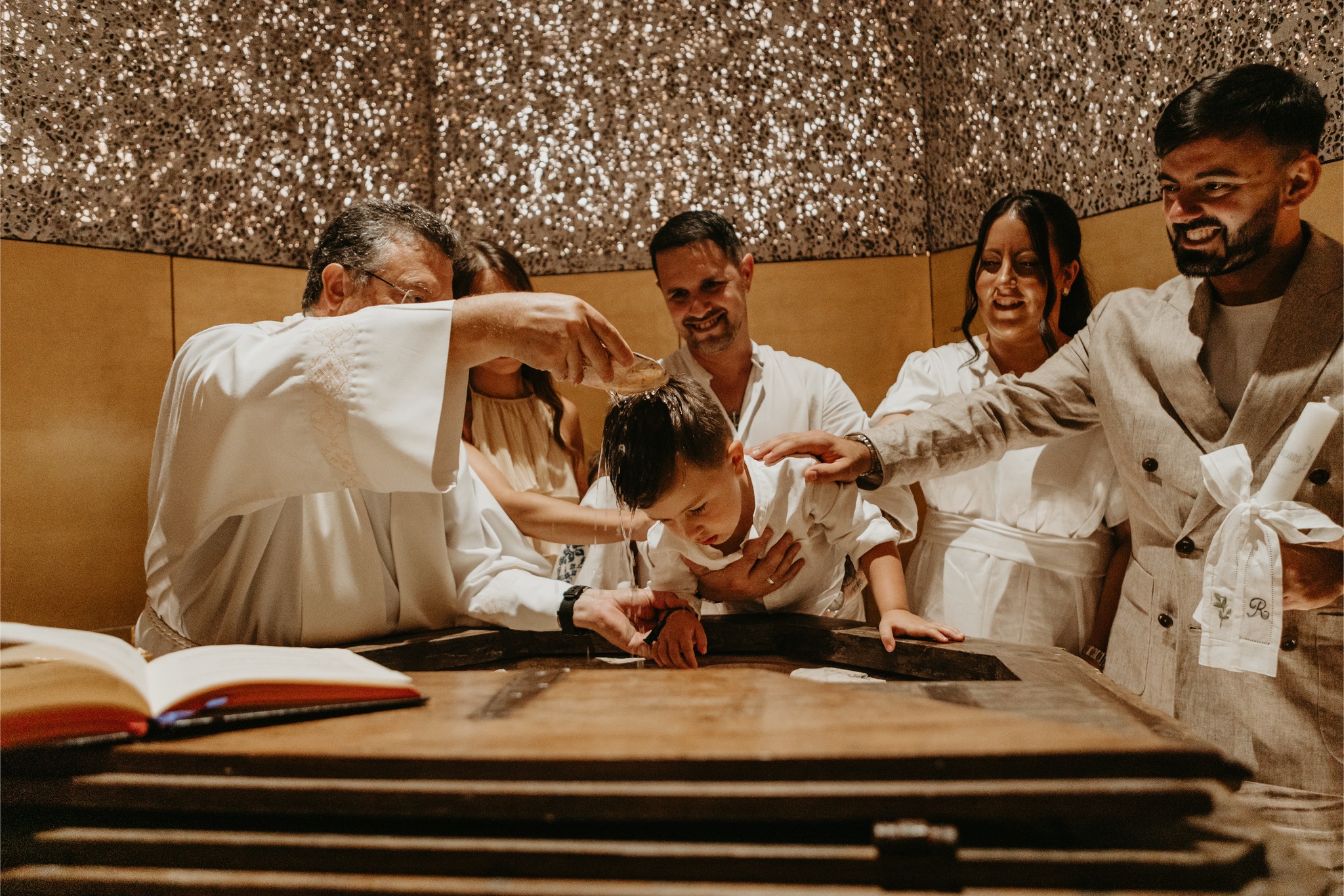 o batismo não se resume ao ritual.
ele acontece nos intervalos, nos gestos, no que passa rápido.
a reportagem vive do equilíbrio entre
os momentos que todos esperam
e os detalhes que quase ninguém vê.
por isso, sim, é especial. 🐚