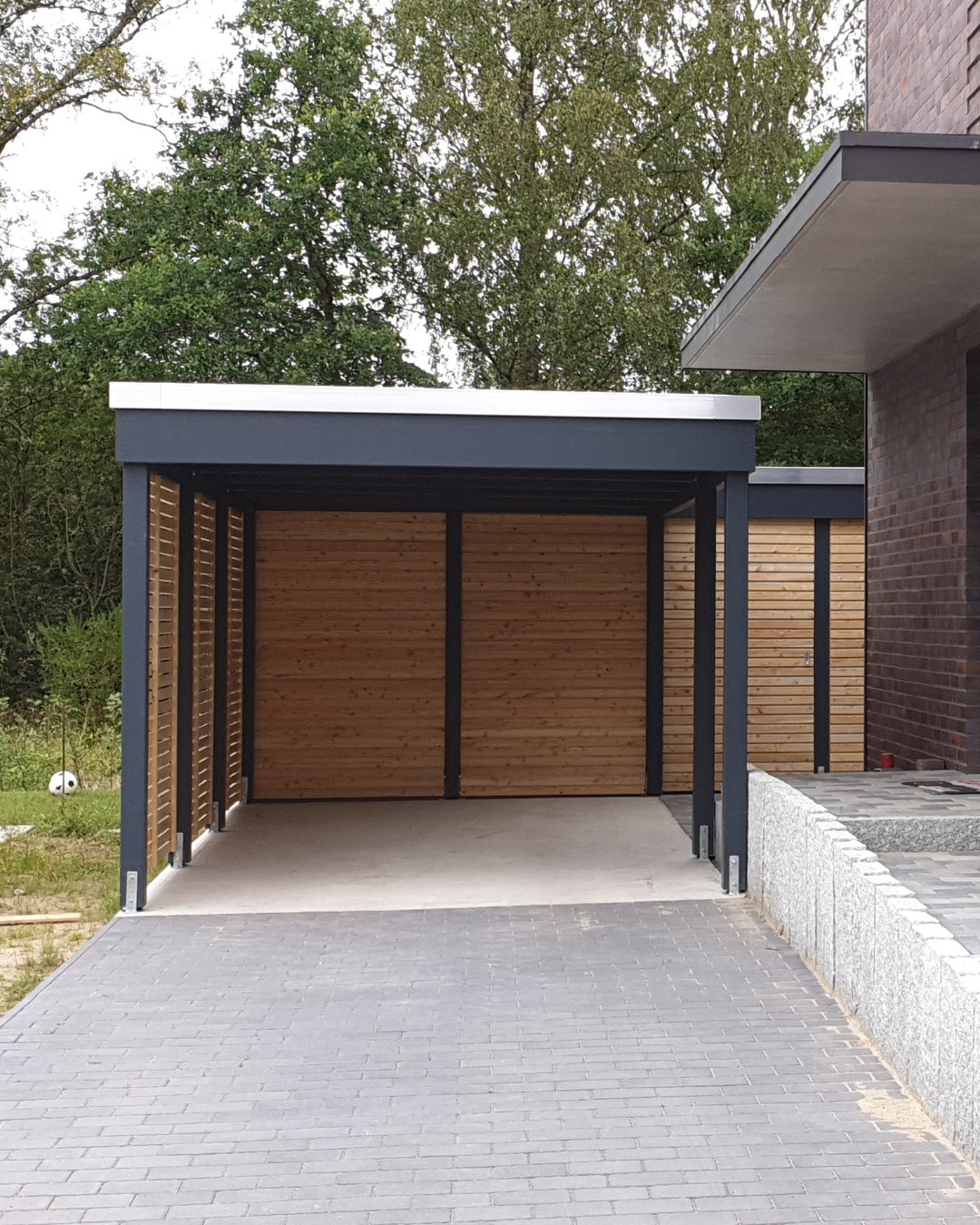 Unser Carport KLARE LINIE – klare Formen, starke Kontraste, moderne Linienführung.
Der Holzcarport KLARE LINIE verbindet eine markante, geradlinige Konstruktion in Anthrazit mit warmen Rhombusleisten aus Lärchenholz (eine von vielen Ausführungsvarianten, aber die mit Abstand am häufigsten nachgefragte 😃). Das Ergebnis: ein moderner Blickfang, der sich perfekt an die Architektur des Hauses anpasst und die klare Formensprache konsequent weiterführt.
Die geschlossene Rückwand und der integrierte Abstellraum sorgen für Ordnung und zusätzlichen Stauraum, während die seitlichen Rhombusleisten Sichtschutz bieten, ohne die Leichtigkeit der Konstruktion zu verlieren.
Ein Carport, der nicht nur schützt, sondern das Gesamtbild deines Zuhauses sichtbar aufwertet 👍🏻.
Melde dich gerne für ein unverbindliches Carportangebot: 📞04106-6414170 oder gleich hier per 📩DM.
#holzcarport #carport #einzelcarport #carportklarelinie #freeseholzcarport #carportexperten