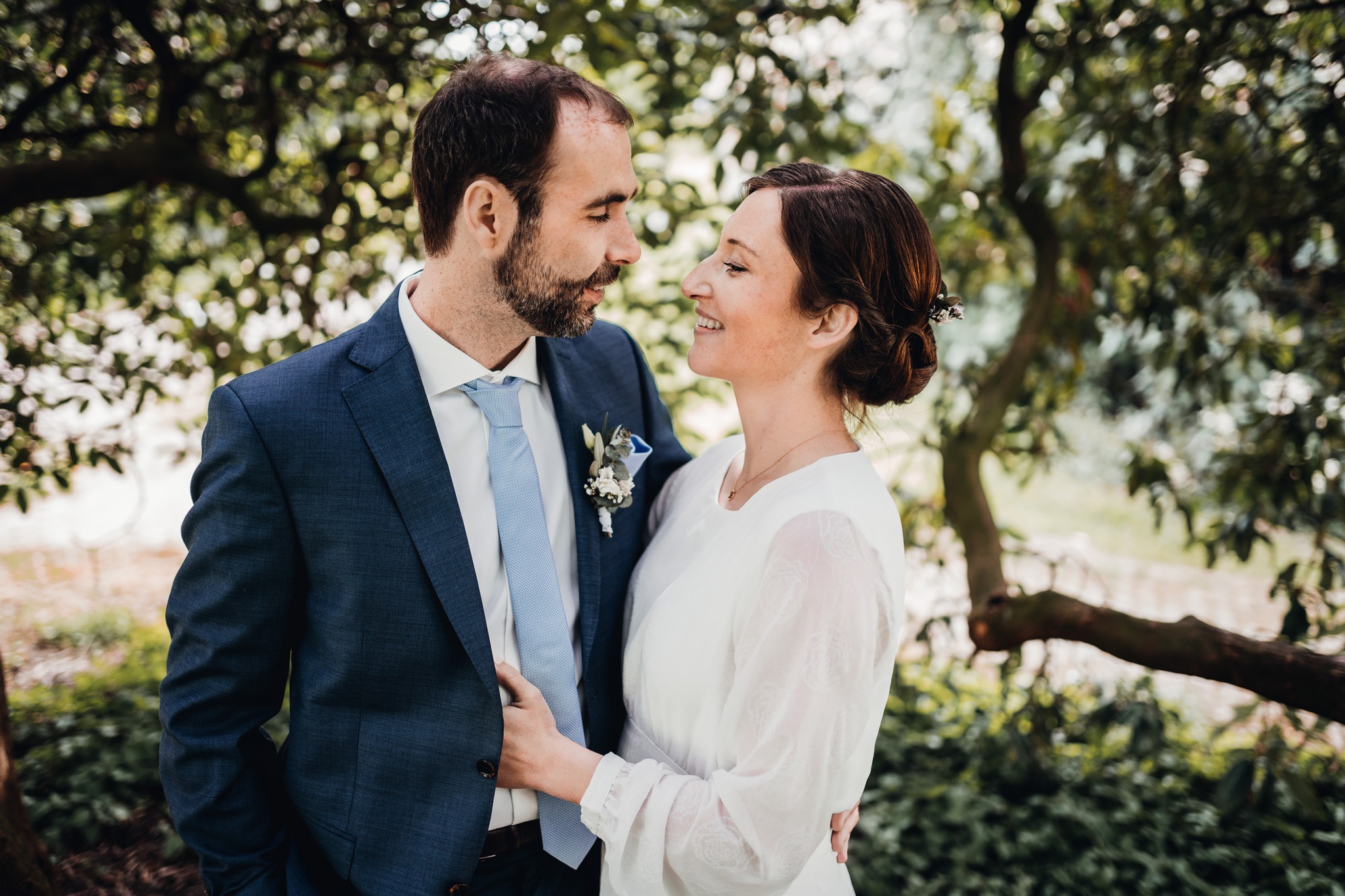 Jacqueline & Daniel ❤️
Mit den beiden ging es durch den wunderschönen Hochzeitstag in Essen.
Die standesamtliche Trauung im Rathaus Essen-Kray. Anschließend ein wenig aus dem Staub gemacht für etwas Zeit zu zweit 📷.
Den Abschluss bildete dann ein süßes verstecktes Restaurant im Stadtteil Essen-Rüttenscheid.
Die Basis für alles ist einfach das große Vertrauen vom Brautpaar & das spiegelt sich automatisch in den Erinnerungen wieder 🥰