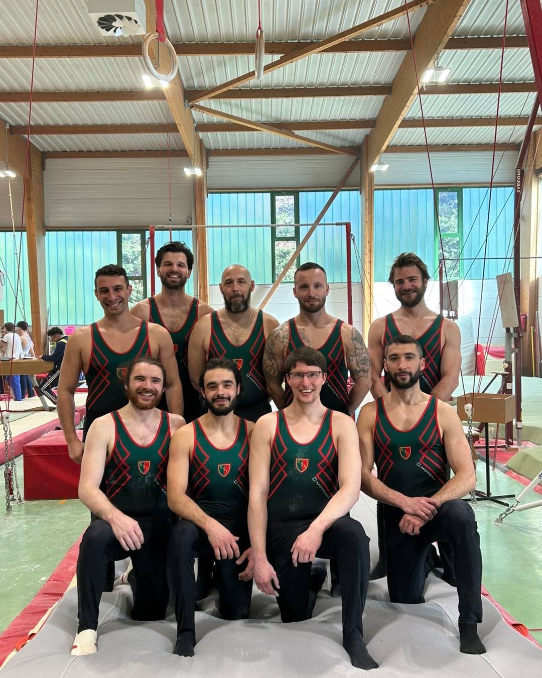 Les adultes ont participé au challenge d’hiver à Croissy le 08 février 😋
L’équipe B1 composée de Paul P, Paul L, Romain, Vincent et Killyann termine à la première place 🥇🥳
L’équipe B2 avec Michaël, Guillaume, Luca et Jean-Charles se classe deuxième 🥈🎉
Bravo les gymnastes, et un grand merci aux juges, coachs et accompagnateurs d’avoir fait le déplacement 🫶🏻
❤️💛💚
#ssc #sscgym #corbeilessonnes #sport #gymnastique #fscf #gymnastiqueartistique #saison20252026