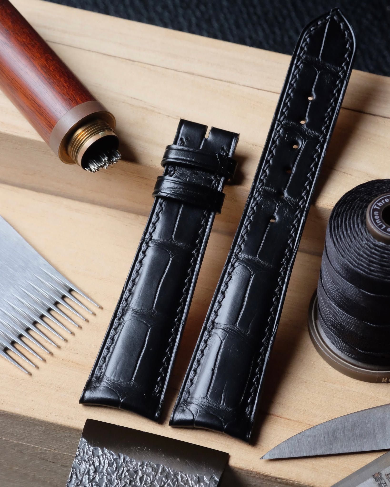 🇧🇪🖐🏻 Handmade in Belgium
•
Bracelet de montre à anses courbes (bombé 4 à 2 mm d’épaisseur) entièrement fait main et cousu main en cuir d’alligator noir, doublure veau Zermatt, fil de lin noir (couture S), peinture des bords noire et trous ronds 1.5 mm.
•
#atelierdecoster #decoster #artisan #handmade #handstiched #handmadeinbelgium #madeinbelgium
•
#handmadewatchstrap #bespokewatchstrap #customwatchstrap #handmadeleatherwatchstrap
•
#alligatorwatchstrap #alligatorleather #alligatorleatherwatchstrap