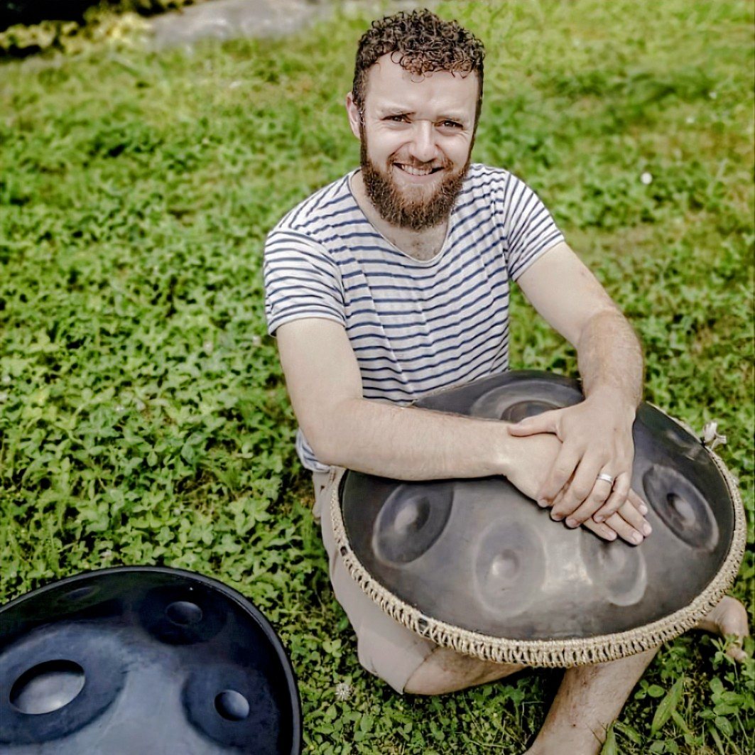 🎶Devenez musicien(ne) dès aujourd'hui ! 🎶
Le Handpan, c’est l’instrument parfait pour ceux qui veulent s'amuser immédiatement. Pas de stress, pas de partitions compliquées, juste du plaisir.
Je donne des cours particuliers à Salins-les-Bains pour vous aider à apprivoiser cet "OVNI" musical. Que vous n'ayez jamais touché un instrument de votre vie ou que vous soyez curieux, je m'adapte à votre rythme.
🔹 Pourquoi choisir mes cours ?
Apprentissage en 1 pour 1 (on avance à VOTRE allure).
Idéal pour les grands débutants.
Ambiance conviviale et passionnée.
Prêt(e) à faire vibrer les notes ? Contactez-moi en MP pour votre première séance ! 🎶