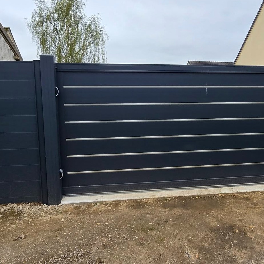😊 Nous sommes ravis de vous présenter notre toute dernière réalisation !
➡️ Un magnifique portail coulissant en aluminium signé GMS ALU 🤩❗️
✳️ Grâce à son design moderne et sa construction robuste, ce portail allie esthétique et sécurité pour valoriser et protéger votre propriété 👍🏠
😃 Merci à notre client pour sa confiance 🤝
🔧 Ce chantier comprend :
✅️ Maçonnerie de la longrine
✅️ Portail coulissant de 5 m avec inserts Alunox, coloris anthracite RAL 7016 🎨
✅️ Poteaux et palissade aluminium RAL 7016
✅️ Fourniture et pose de la motorisation Kinggates ⚙️🇮🇹
📲 Contactez-nous dès aujourd’hui pour discuter de votre projet et obtenir un devis personnalisé 📝😉
📞 02 35 91 07 23
💻 www.gmsalu.com
📧 contact@gmsalu.com
✅️ Le spécialiste du 100 % sur mesure 📏
#PortailCoulissantAluminium #Aménagement #ConstructionMaisonNeuve #SurMesure #Maison #MaisonNeuve #ProjetMaison #Rénovation #TravauxExtérieurs #AménagementExtérieur #PortailAluminium #PalissadeAluminium #PoteauxAluminium #QualitéGarantie #NouvelleRéalisation #GMSALU