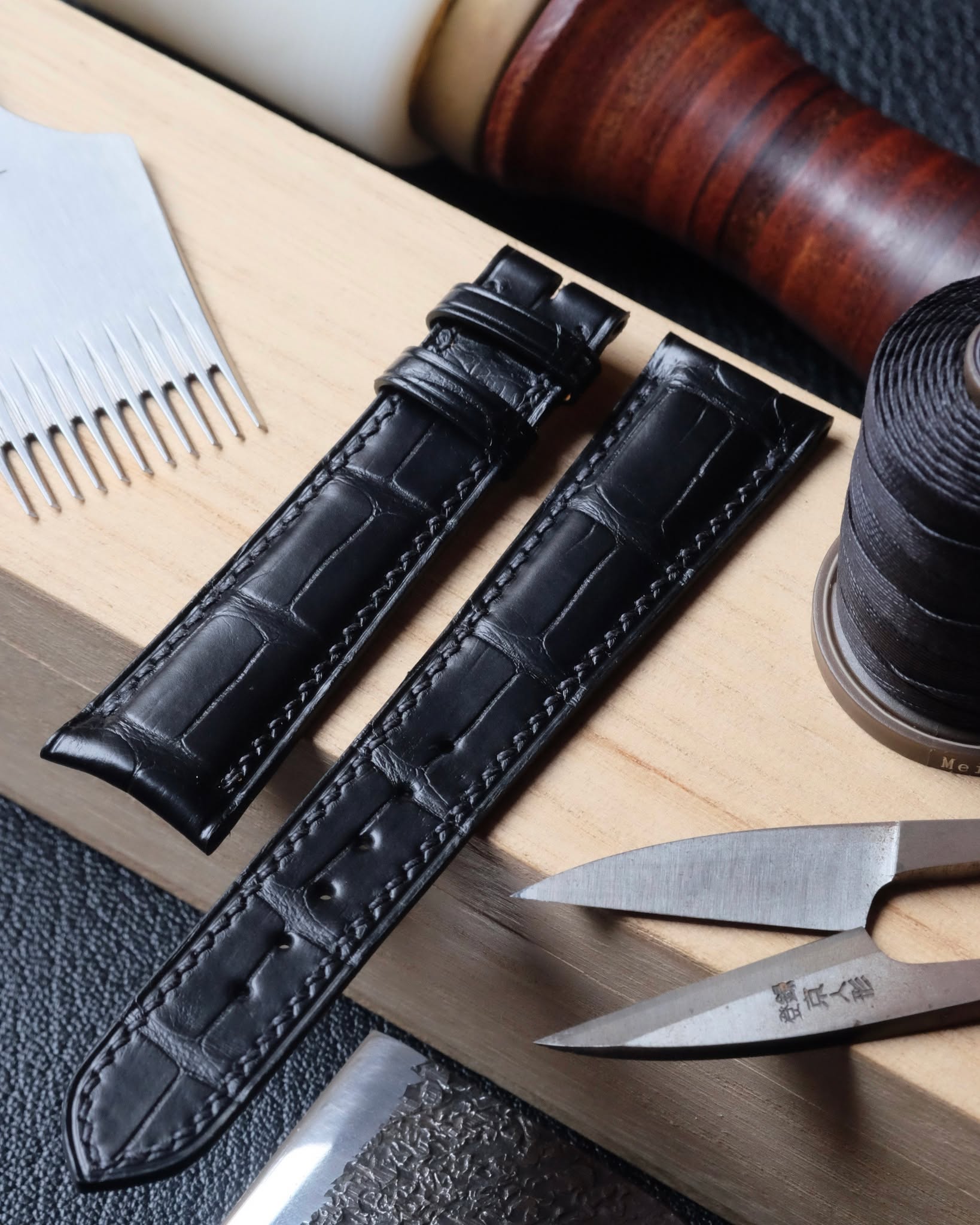 🇧🇪🖐🏻 Bespoke Watch Strap
•
Bracelet de montre à anses courbes (bombé 4 à 2 mm d’épaisseur) entièrement fait main et cousu main en cuir d’alligator noir, doublure veau Zermatt, fil de lin noir (couture S), peinture des bords noire et trous ronds 1.5 mm.
•
#atelierdecoster #decoster #artisan #handmade #handstiched #handmadeinbelgium #madeinbelgium
•
#handmadewatchstrap #bespokewatchstrap #customwatchstrap #handmadeleatherwatchstrap
•
#alligatorwatchstrap #alligatorleather #alligatorleatherwatchstrap