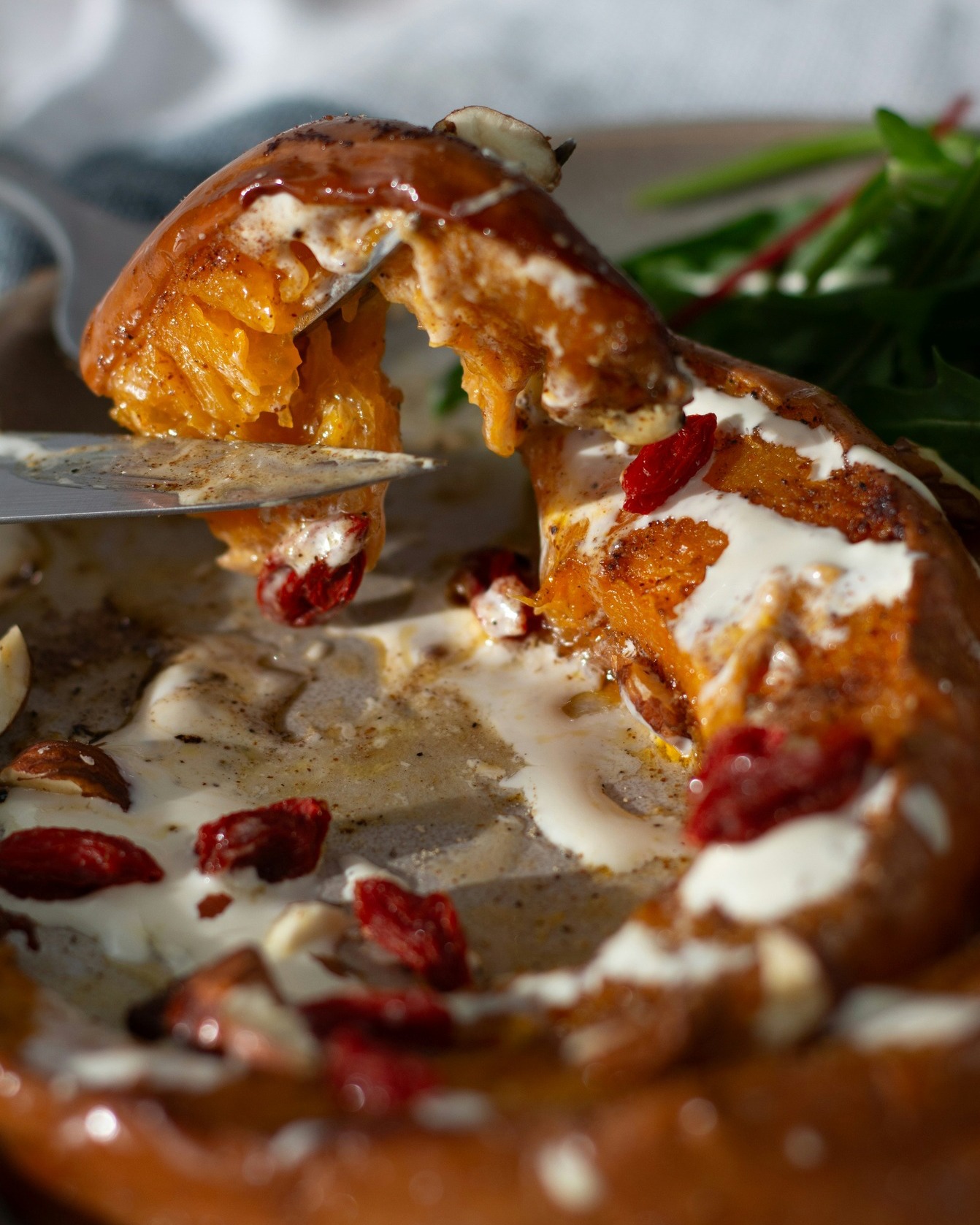 Et si le yaourt sortait du dessert ? Chez Biochamps, on l’adore aussi en version salée !
On vous donne la recette de notre petite sauce secrète qui accompagne nos légumes rôtis :
👉2 cas de yaourt grec ou skyr ou fromage blanc
👉1 cas de tahini (crème de sésame)
👉jus de citron
Le yaourt, autrement 😋
📸@amant_alice_br
#biochamps #laiterieartisanale #ariegepyrenees #biodepuis1982 #recettefacile #yaourt #madeinsudouest