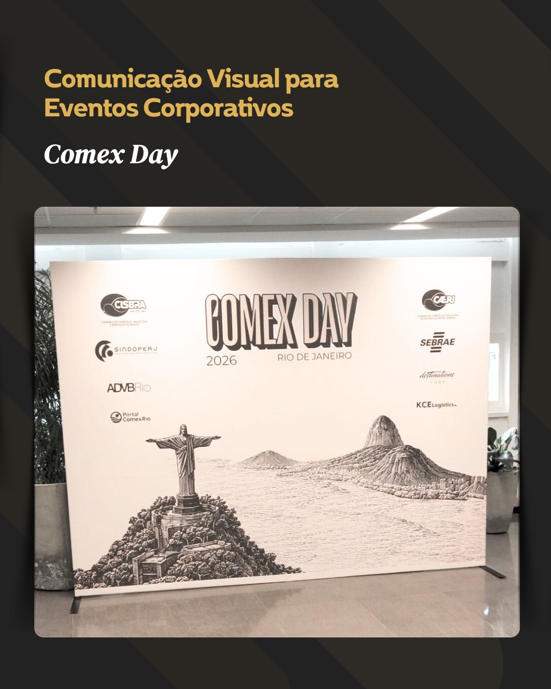 Evento corporativo pede organização, identidade e impacto visual.
A Arrematte foi responsável pela comunicação visual completa do COMEX DAY, com produção e instalação de totens informativos, painéis institucionais, cubos cenográficos e sinalização do espaço.
Tudo pensado para orientar o público, valorizar as marcas envolvidas e garantir uma experiência visual profissional do início ao fim.
Comunicação visual bem feita não é detalhe. É parte do evento.
#ComunicacaoVisual
#EventosCorporativos
#ComexDay
#AmbientacaoDeEventos
#SinalizacaoVisual