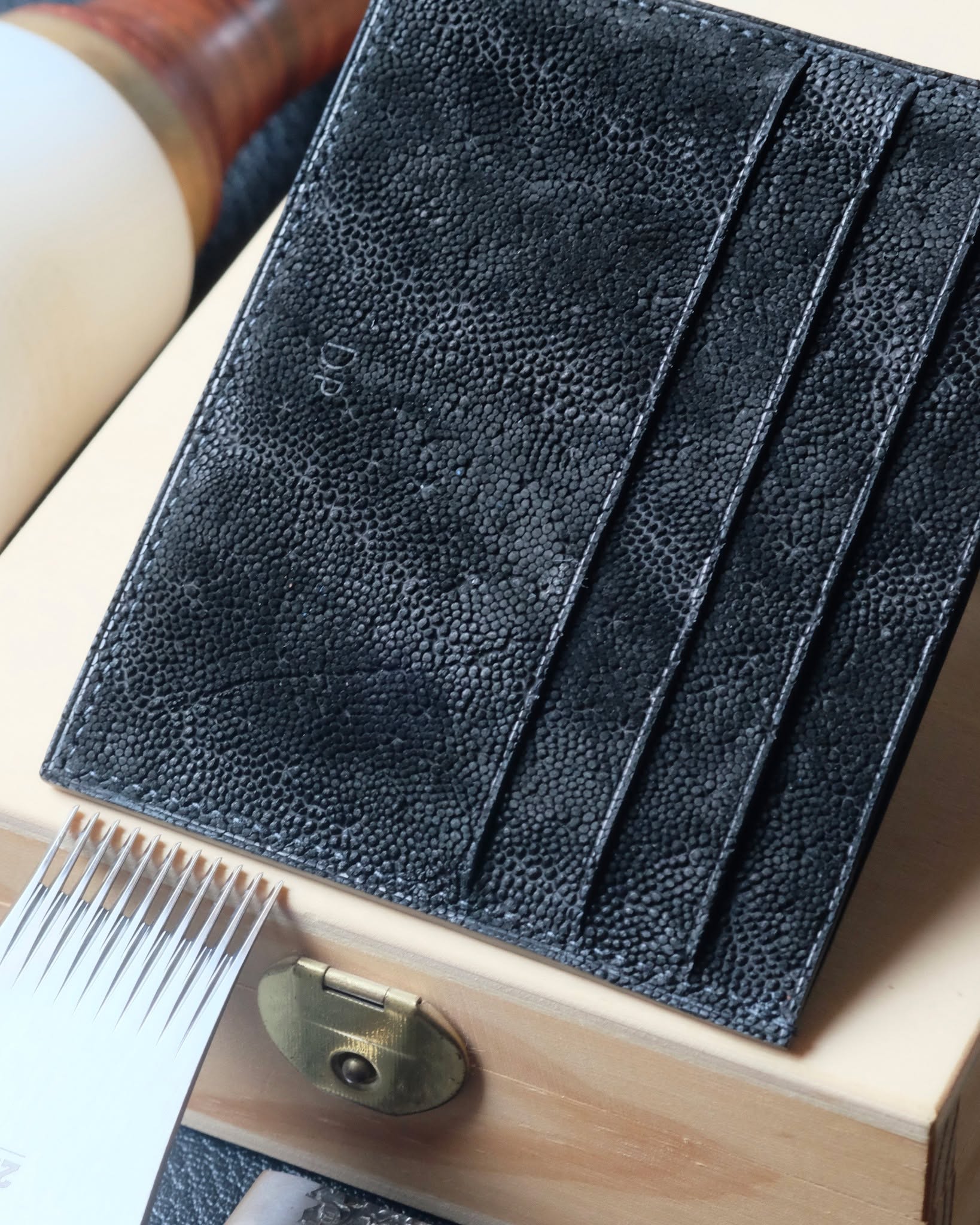 🇧🇪🖐🏻 Handmade in Belgium
•
Porte-cartes no. 13 entièrement fait main et cousu main en cuir d’éléphant noir, intérieur en cuir de chèvre Sully noir, fil de lin noir (couture XS), peinture des bords noire et initiales marquées à chaud.
•
#atelierdecoster #decoster #artisan #handmade #handstiched #handmadeinbelgium #madeinbelgium
•
#handmadewallet #bespokewallet #customwallet #handmadeleatherwallet
•
#elephantleather #elephantcardcase #elephantwallet