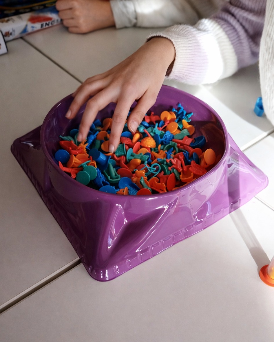 🧠💛 Perché le attività Brain Break sono così importanti nelle nostre lezioni 💛🧠
Nelle nostre lezioni, sappiamo che imparare qualcosa di nuovo può a volte sembrare impegnativo. Per questo inseriamo con delicatezza delle brain break—piccoli momenti in cui gli studenti possono fermarsi, respirare, muoversi e semplicemente ritrovare il loro equilibrio.
Queste brevi pause aiutano gli studenti a rilasciare la tensione, rifocalizzare la mente e tornare alla lezione, sentendosi più calmi e sicuri. Spesso vediamo subito la differenza: le spalle si rilassano e gli studenti sono pronti a riprovare.
Le nostre brain break sono "semplici" giochi, tenuti in inglese, che permettono agli studenti di continuare a usare la lingua, in modo rilassato e naturale.
Anche, e soprattutto, quando l’attività è giocosa, gli studenti continuano a imparare. Rafforzano la memoria, costruiscono fiducia verso la lingua e verso sé stessi e sviluppano vere capacità comunicative.