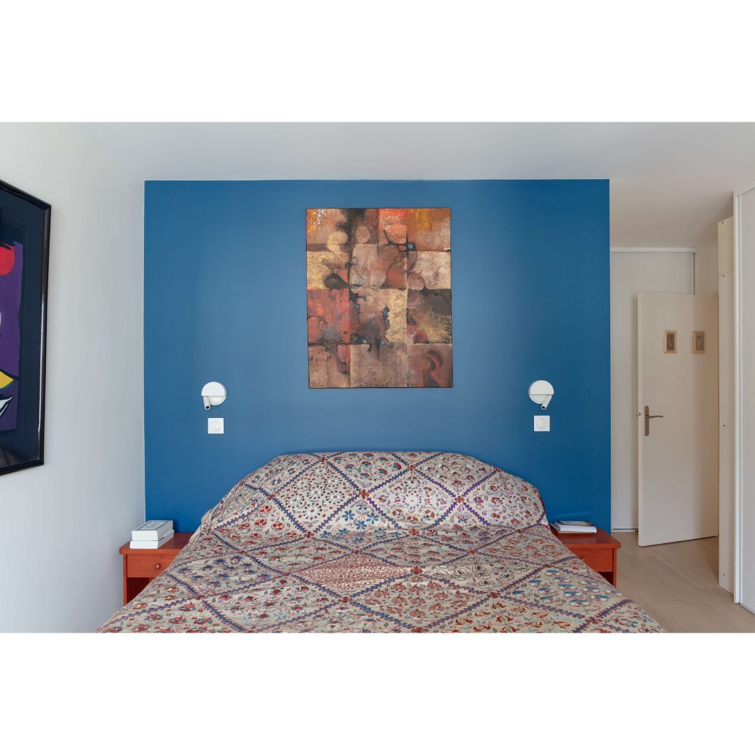 Une suite parentale pensée comme un refuge.
Dans cette suite parentale, la chambre et la salle de bain attenante dialoguent dans une continuité douce et maîtrisée.
Le blanc s’impose comme fil conducteur, apportant lumière et apaisement, jusque dans les placards intégrés dessinés sur-mesure.
L’alternance de portes en miroir vient rythmer les façades, jouer avec les reflets et amplifier la perception de l’espace.
En contrepoint, le mur bleu de la tête de lit affirme une présence plus profonde, presque enveloppante, que prolonge une jetée de lit en soie, rapportée d’un voyage en Asie.
Les œuvres d’art trouvent naturellement leur place, comme des respirations choisies, donnant du caractère sans jamais rompre l’équilibre.
Une suite pensée comme un lieu intime, lumineux et personnel, où chaque détail participe à une sensation de calme et de confort durable.
Le luxe se cache souvent dans le détail.
Ici, les rangements ne se contentent pas d’être fonctionnels.
Ils participent pleinement à l’identité du projet.
Ce détail de poignée en céramique bleu émaillé, aux contours volontairement non rectilignes, évoque la faïence et le travail de la main.
Un choix assumé, presque bijou, qui apporte une touche sensible et singulière à des façades épurées.
Un exemple de ces détails discrets mais essentiels, qui transforment un meuble sur-mesure en véritable élément de décor.
Photographie : @philippecharlotphotographe
#o2bdesigninterieur #architectedinterieur #chambre #renovation #paris