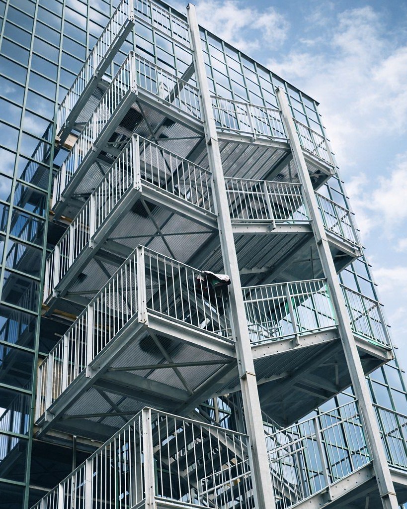 Die höchste Fluchttreppe im Allgäu.
Jede Stufe aus Stahl – geplant, gefertigt und montiert für maximale Sicherheit.
Momentaufnahme aus der Bauphase – Stahlbau in seiner ehrlichsten Form.
#fluchttreppe #stahlbau #teamGAST