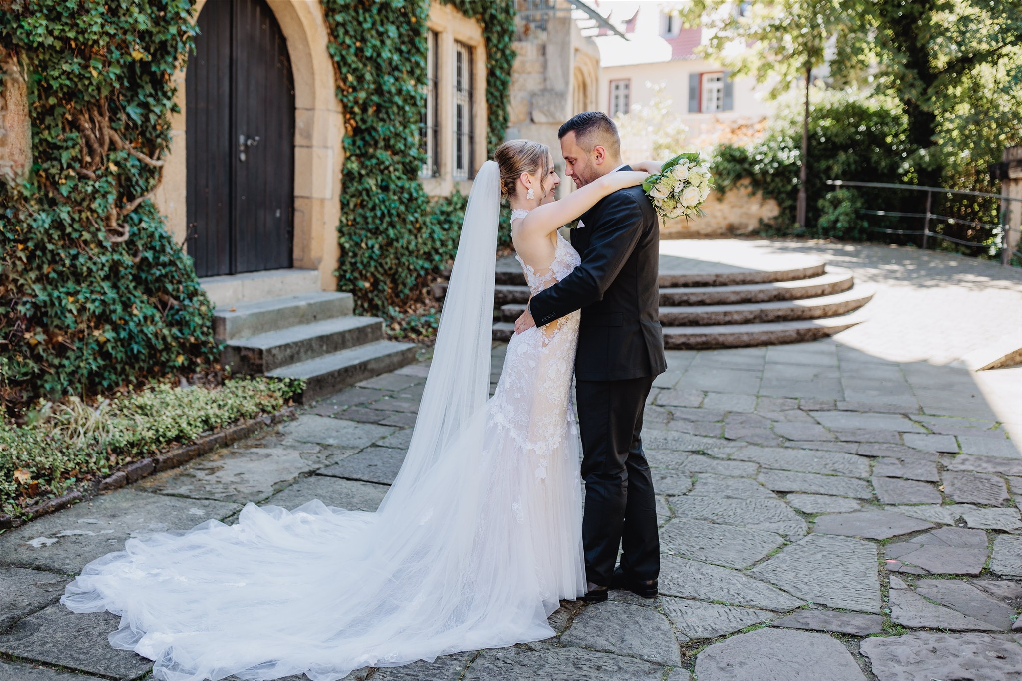 ✨ Ihr merkt ganz schnell, ob es passt. Versprochen. ✨
Hand aufs Herz:
Es gibt kein langes Überlegen.
Kein „Wir vergleichen nochmal weiter“.
Sondern dieses Gefühl:
Ja. Das sind wir.
Dieser Tag in Reutlingen war nicht einfach nur eine Hochzeit.
Er war voller Nähe, voller Lachen, voller Menschen, die wirklich wichtig sind.
Genau darum geht’s mir bei einer Begleitung:
Natürlich bekommt ihr perfekte Bilder.
Aber vor allem bekommt ihr Erinnerungen, die sich nach euch anfühlen.
Wenn ihr euch darin wiederfindet,
freu ich mich, von euch zu hören. 🤍