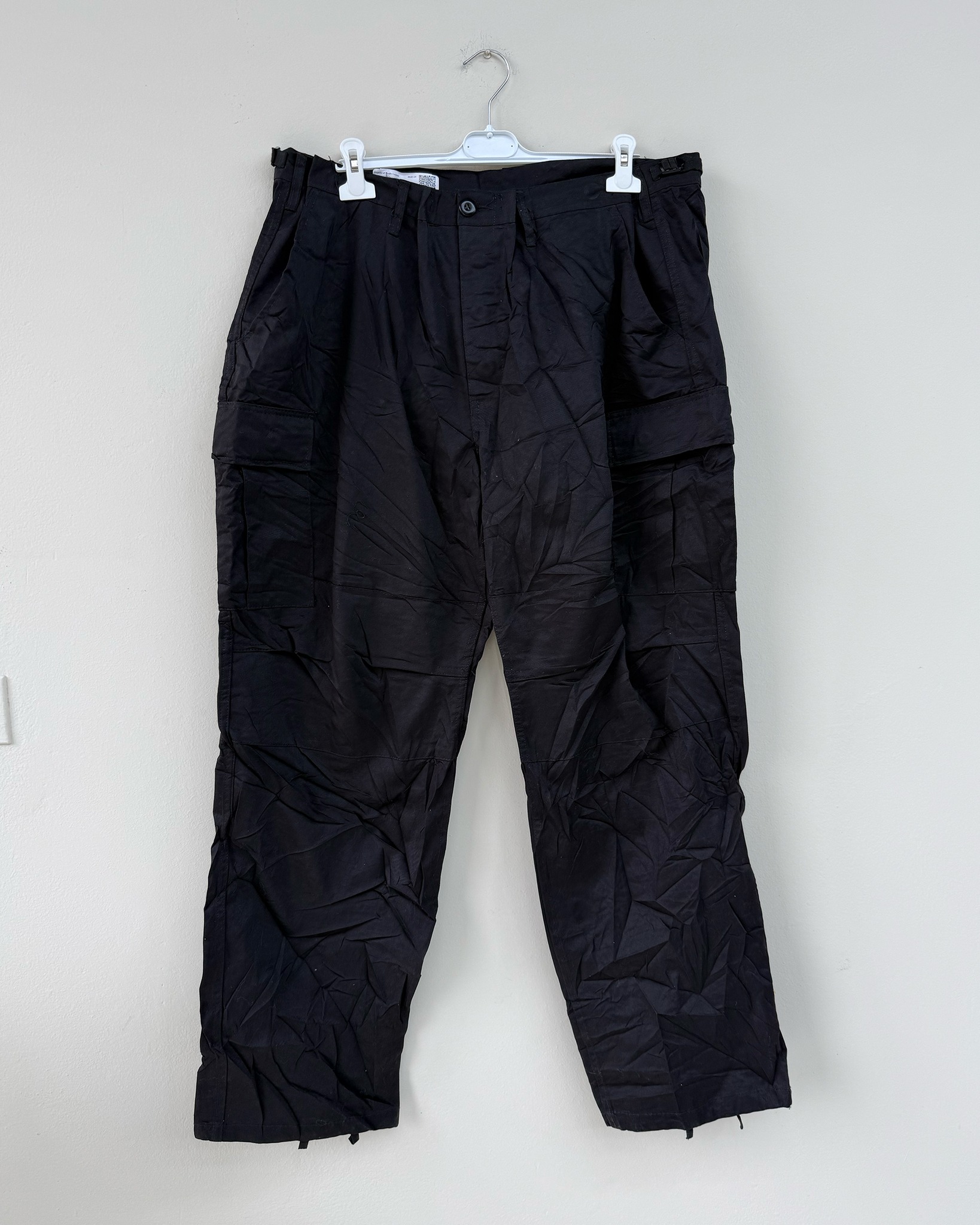 Total black. Assetto operativo.
In vendita pantaloni cargo neri stile Parachute / BDU (Battle Dress Uniform), un modello ispirato all’abbigliamento militare ma reinterpretato per l’uso urbano. Linee funzionali, look deciso, zero fronzoli.
🖤 Dettagli del prodotto
🔹 Colore: nero totale
🔹 Ispirazione: modello BDU / Parachute pants
🔹 Design: tasche cargo ampie e funzionali
🔹 Vestibilità: regolabile in vita
🔹 Chiusura: bottoni (stile militare tradizionale)
Tra le opzioni più diffuse troviamo modelli come i Mil-Tec BDU Trousers, realizzati in 65% poliestere / 35% cotone, pensati per garantire resistenza, comfort e durata nel tempo. Un taglio autentico di derivazione US Army che mantiene l’estetica originale.
Perfetti per outfit techwear, street o workwear. Da abbinare a combat boots, sneakers chunky o giacche tactical.
🛒 Disponibile sul nostro shop on-line oppure in Store
💬 Contattaci per qualsiasi informazione o dettaglio che vuoi sapere
#CargoPants #BDUStyle #TotalBlack #MilitaryInspired