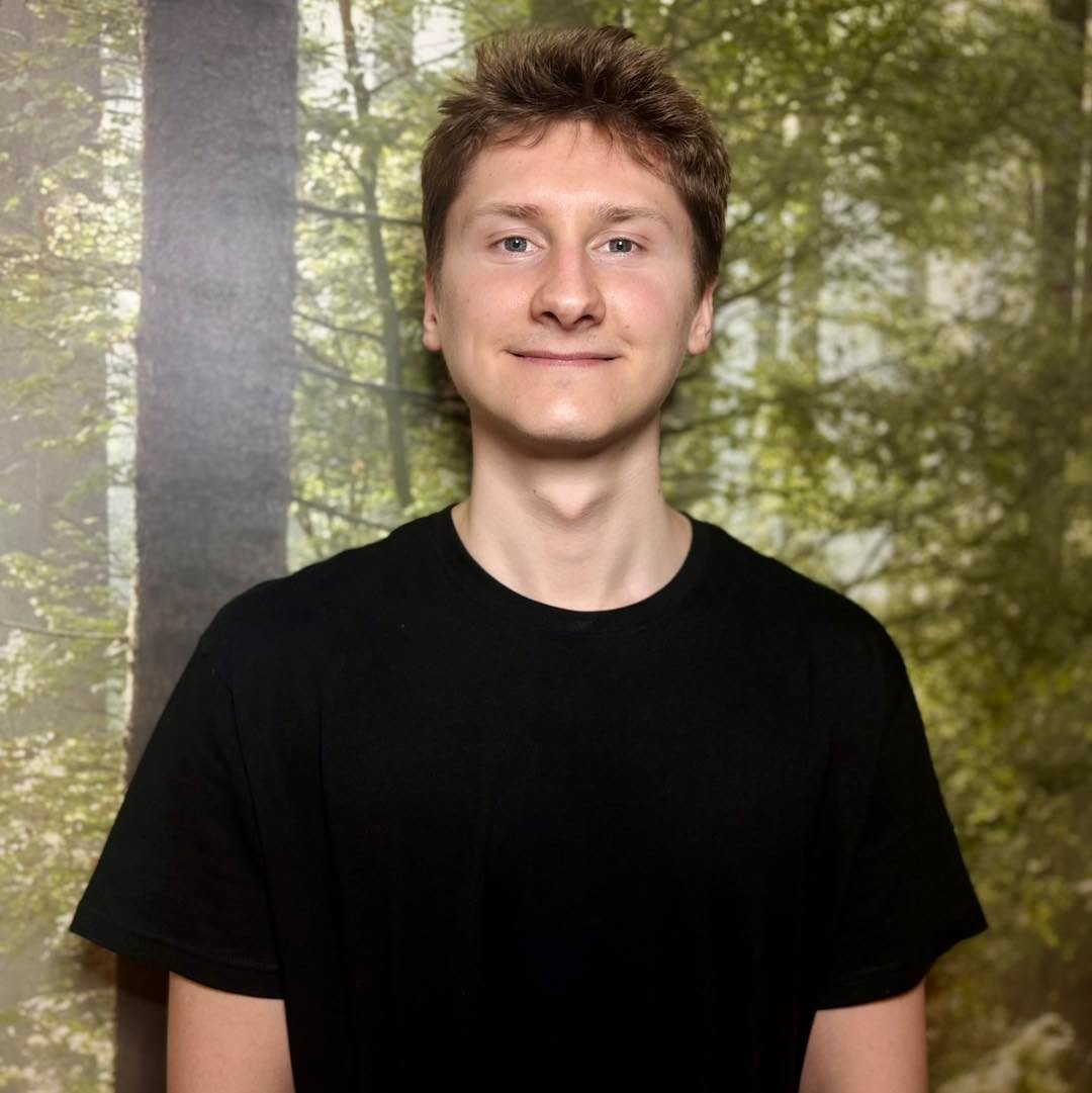 Drodzy Goście ❤️ niezmiernie miło nam powitać w naszym zespole Kubę, który zaopiekuje się Wami podczas masaży i zabiegów na ciało ❤️ jesteśmy przekonane, że masaże w jego wykonaniu sprawią, że przepadniecie 👌🏻 Kuba jest niesamowicie ciepłą osobą, a jego masaże są zawsze trafione w punkt 🥰
Kilka słów od Kuby:
Nazywam się Jakub Żak i mam 25 lat.
Jestem masażystą i stale rozwijam swoje umiejętności poprzez dalsze kształcenie się w tym kierunku.
Masaż to dla mnie nie tylko praca, ale przede wszystkim pasja związana z odnową biologiczną, relaksem i dbałością o dobre samopoczucie.
W wolnym czasie interesuję się muzyką, tworzeniem oraz śpiewem. Lubię aktywność fizyczną, regularnie ćwiczę i uprawiam sport, a podróże są dla mnie źródłem inspiracji i równowagi. W swojej pracy stawiam na uważność, spokój i indywidualne podejście do każdej osoby.
🙌🙌
Żebyście mogli poznać Kubę i poznać moc jego dłoni- otwieramy zapisy na masaż szwedzki w specjalnej ofercie- 150 zł zamiast 200 zł 🎁
Zapraszamy 🫶🏻