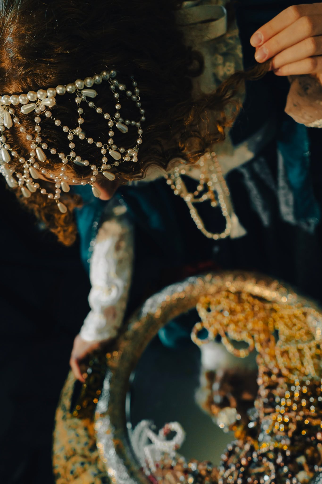 Czekaliście dzielnie, więc teraz możemy nareszcie ogłosić to oficjalnie - "Pomór" wraca!
Wraca jako słuchowisko i album koncepcyjny, a ta część nad którą obecnie kończymy już pracować nosi tytuł "Pomór. Pustki w domu moim". Osadziliśmy ją w Renesansie, a punktem wyjścia jest biografia... no tak, pewnie już zgadliście, Jana Kochanowskiego - ale nie ta pomnikowa, podręcznikowa, szkolna. Interesował nas człowiek żyjący w konkretnym czasie, w konkretnym domu, z rodziną, z ambicjami i z odpowiedzialnością, która przyszła razem z dorosłością. Człowiek, który zanim napisał „Treny”, musiał przeżyć bardzo dużo życia.
Słuchowisko jest ufantastycznione, ale oparte na faktach, tekstach i realiach epoki. Pojawiają się w nim historyczni bohaterowie, renesansowy świat i pytania, które nie są tylko historyczne: o cenę talentu, o relację między wiarą a doświadczeniem, o to, co dzieje się z człowiekiem, kiedy traci kontrolę nad tym, co najbliższe.
Nie próbowaliśmy „tłumaczyć” Kochanowskiego ani go usprawiedliwiać. Bardziej interesowało nas sprawdzenie, co z tej historii może dziś jeszcze poruszać i uwierać. I czy da się o niej opowiedzieć tak, żeby nie była martwym zabytkiem, tylko żywą opowieścią.
I to przyjdzie Wam ocenić już niedługo.
A po drodze będą też niespodzianki, także wypatrujcie ich ;)
Fot.: Mieszko Haładyn
Opracowanie graficzne: Paweł Sadowski
Przedsięwzięcie „Pomór. Pustki w domu moim - laboratorium cyfrowego Renesansu” realizowane jest przy wsparciu Krajowego Planu Odbudowy i Zwiększania Odporności (KPO dla Kultury). Sfinansowano ze środków Unii Europejskiej – NextGenerationEU oraz ze środków Miasta Słupska.
#NextGenerationEU #KPOdlaKultury
@miastoslupsk_official @scaniapolska @fundacjamateriaprima @slupski_osrodek_kultury @teatrlalkitecza