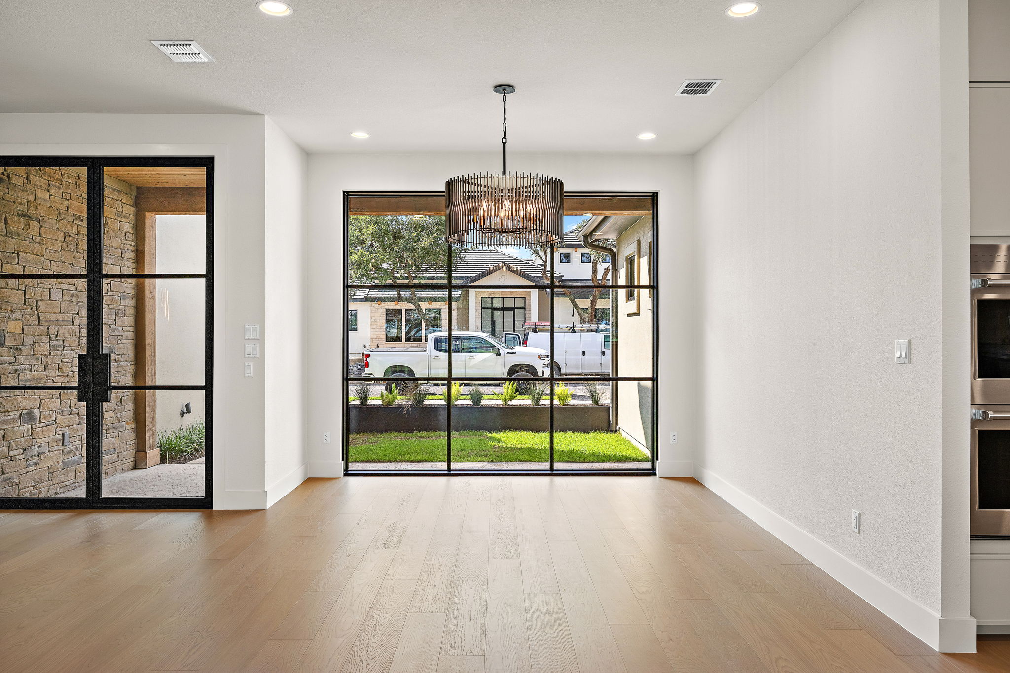 Framed by glass and designed for gathering, this dining space flows naturally into the heart of the home.
Builder: @baccusjackson_builders
#pddtexas #georgetowntexas #georgetowntexascustomhome #texascustomhome #ashleyadamsmedia