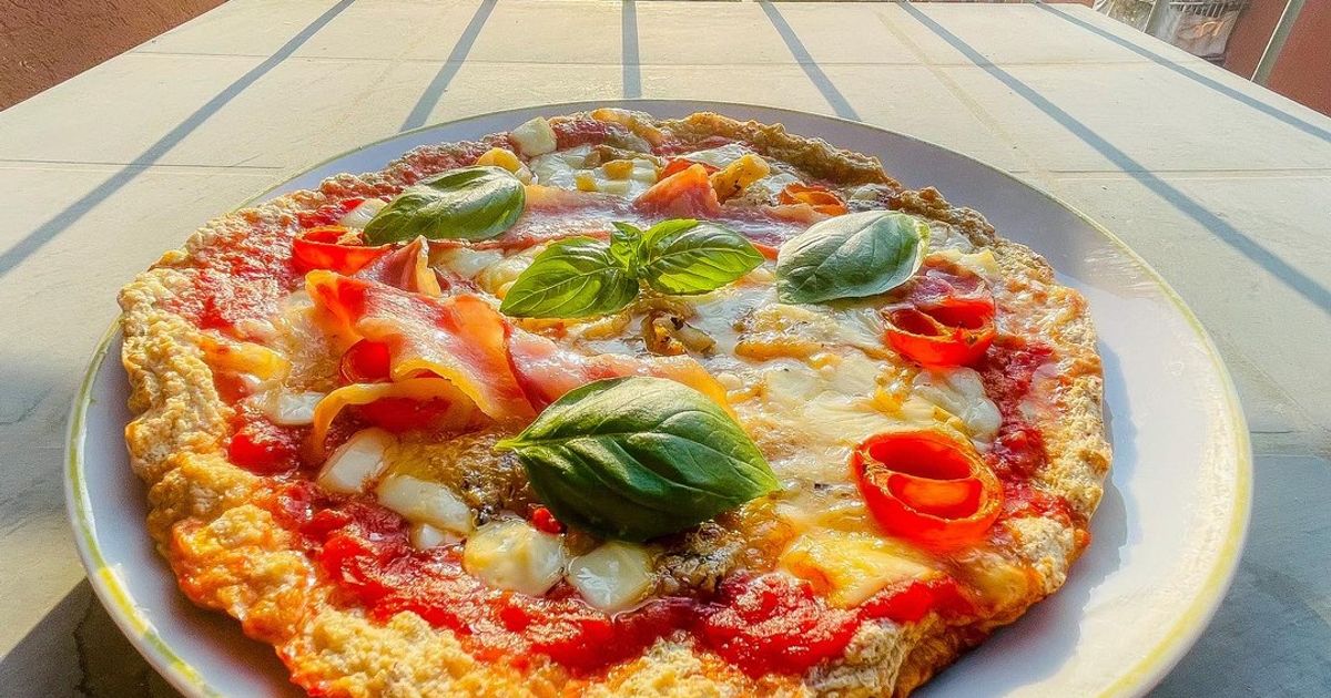 🍕"PIZZA" PROTEICA CON SOLI DUE INGREDIENTI
Pizza di pastella proteica fatta in casa con soltanto 2 ingredienti, gustosa, facile e veloce, senza lievito e senza impasto, poche calorie, pochi carboidrati e tante proteine.
👉Una vera prelibatezza anche se preparata con soltanto albume e pochissima farina.
✨200 ml di albume
✨40 gr di farina
✨1 pizzico di sale
Per il condimento:
✨1 mozzarella light o proteica Granarolo
✨pomodoro fresco
✨basilico
Mettere in una ciotola 200 g di albumi, sbatterli con una forchetta o frusta a mano per qualche secondo, giusto il tempo di schiumarli leggermente. Aggiungere 40 g di farina setacciata direttamente sopra agli albumi (poca per volta), man mano lavorare sempre con la stessa frusta a mano (o forchetta) fino a integrare tutta la farina.
Trasferire la pastella in una teglia (tonda 24 cm circa) ricoperta con carta forno e oliata.
Cuocere nel forno preriscaldato alla massima temperatura per circa 10 minuti (finché diventa gonfia e di un colore ambrato).
Quindi prelevare la teglia dal forno, staccare la base della pizza dalla carta forno, capovolgerla appoggiandola sulla stessa carta e teglia. Continuare la cottura alla massima temperatura e sfornarla.
Condire la pizza con gli ingredienti scelti e rimetterla in forno per massimo 5 minuti
#nutrizionista #NutrizioneSana #pizzalovers #pizza #fitfood #mangiaresano #ricettefit #ricettefacili
