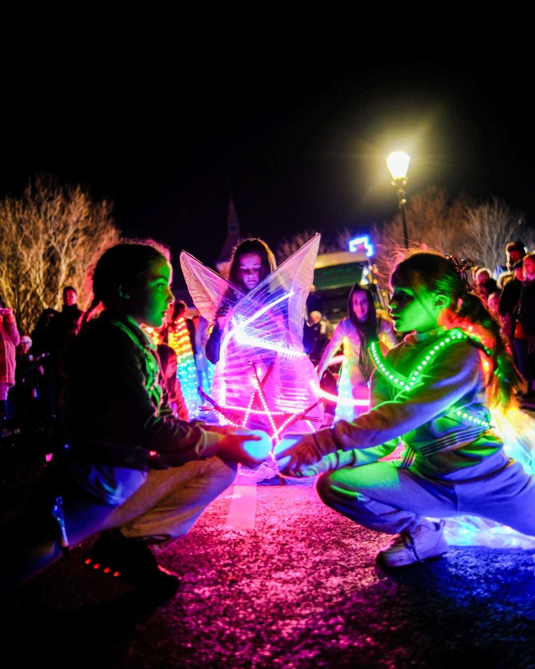 Fancy getting creative next Saturday?
We have Azra GLOW workshops for SEND adults, families and community members who want to explore movement, light, music and projection. It will be a relaxed, and supportive environment!
Family Workshop: 2.20-3.40pm
Adults SEND Workshop: 4-5.20pm
Pop along if you fancy it! Book now: bee-enchanted.com/outer-glow