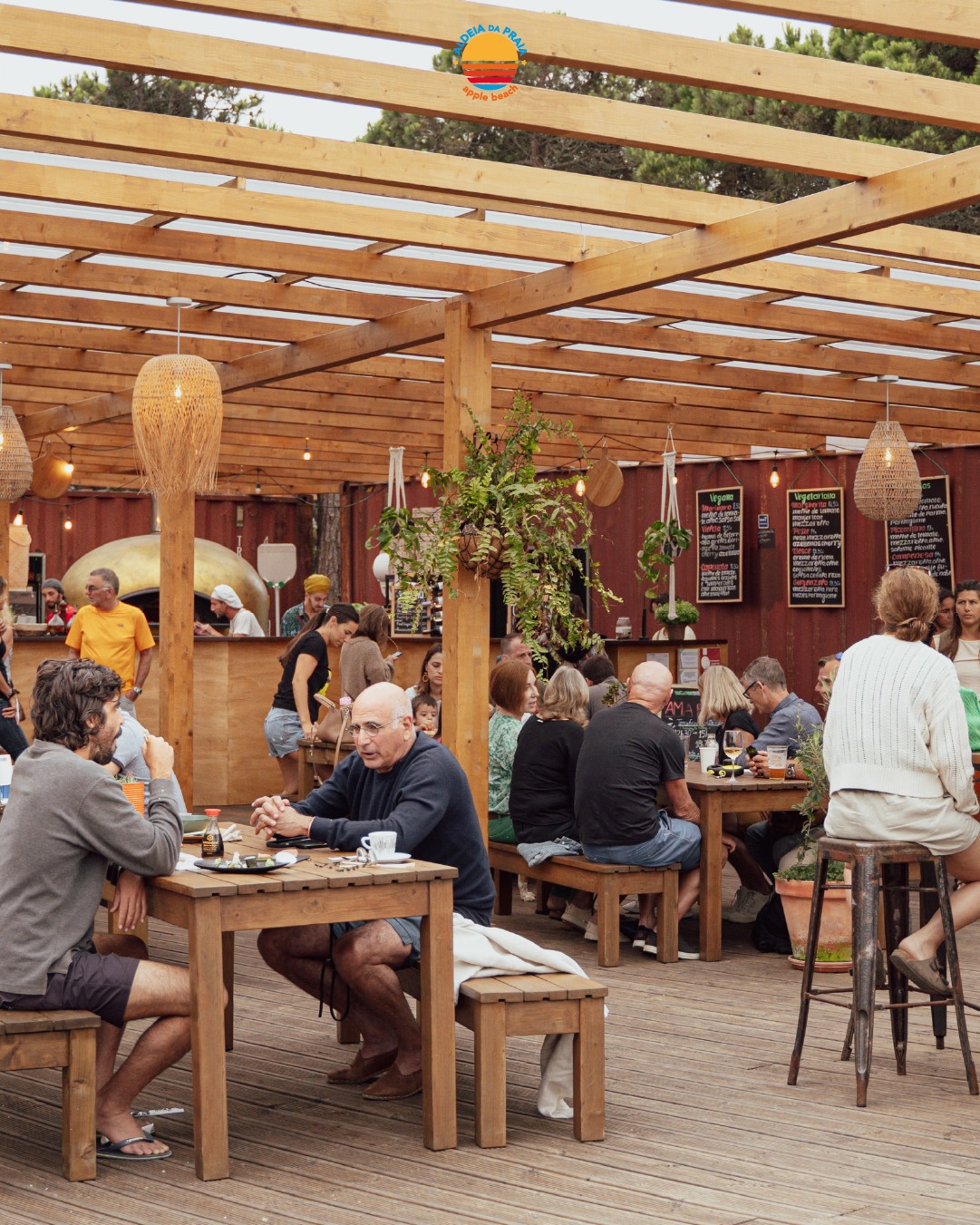 🇵🇹 Carnaval na Aldeia é assim: sem fantasias, mas com tudo o resto.
Boa vibe, boa comida e boa companhia.
E tu, vais mascarar-te de quê hoje?
🇬🇧 Carnival at Aldeia looks like this: no costumes, but everything else.
Good vibes, good food and good company.
So… what’s your disguise today?
#AldeiaDaPraia #Carnaval #SintraSlowLiving