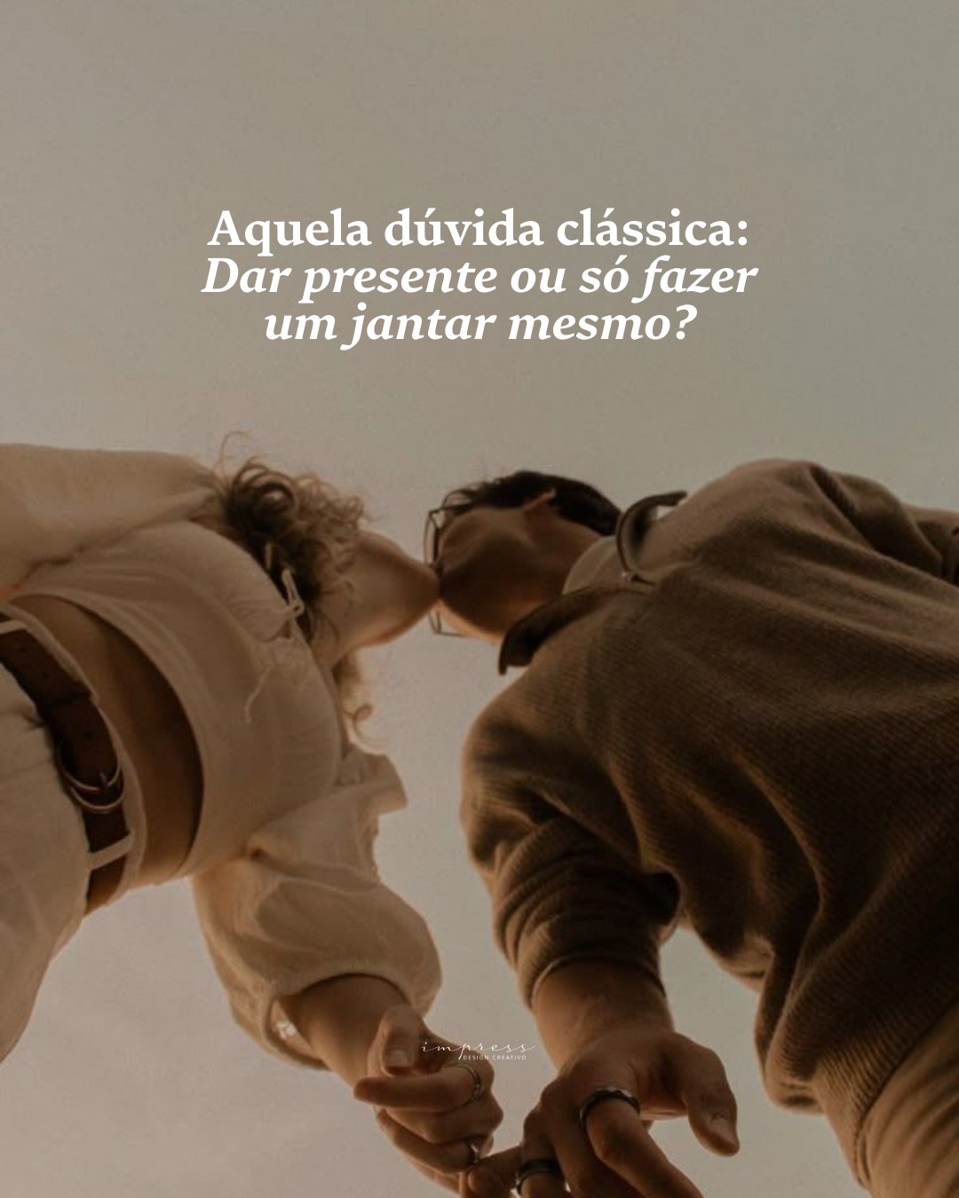 A dúvida aparece todo ano.
Fazer um jantar gostoso ou entregar um presente.
A cabeça tenta negociar. Já mora junto. Já se vê todo dia. A rotina vira argumento fácil.
Até lembrar do detalhe que muda tudo.
Ele gosta de surpresa.
E você gosta daquele sorriso que aparece quando não estava esperando nada.
Presente não precisa impressionar pelo preço.
Funciona quando tem intenção. Quando tem cuidado. Quando parece pensado para aquela pessoa específica.
Se ainda for bonito, útil e carregado de sentido, melhor ainda.
Se esse ano a escolha pender para o presente, as ideias já estão prontas por aqui.
Tem opção com a sua cara. E com a dele também.