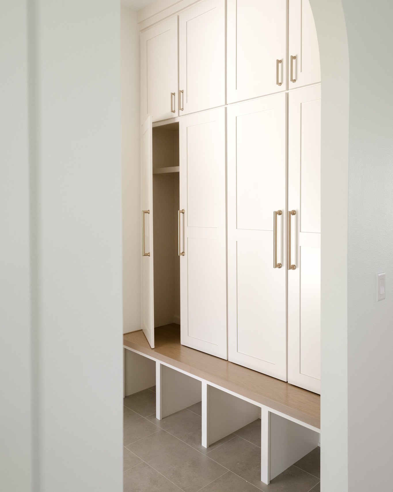 The perfect mudroom to hide your mess, from shoes to winter coats... and we promise we won't tell!
#dynastyhomes #homeinspo #iowahomes #customhomebuilder #dreamhome