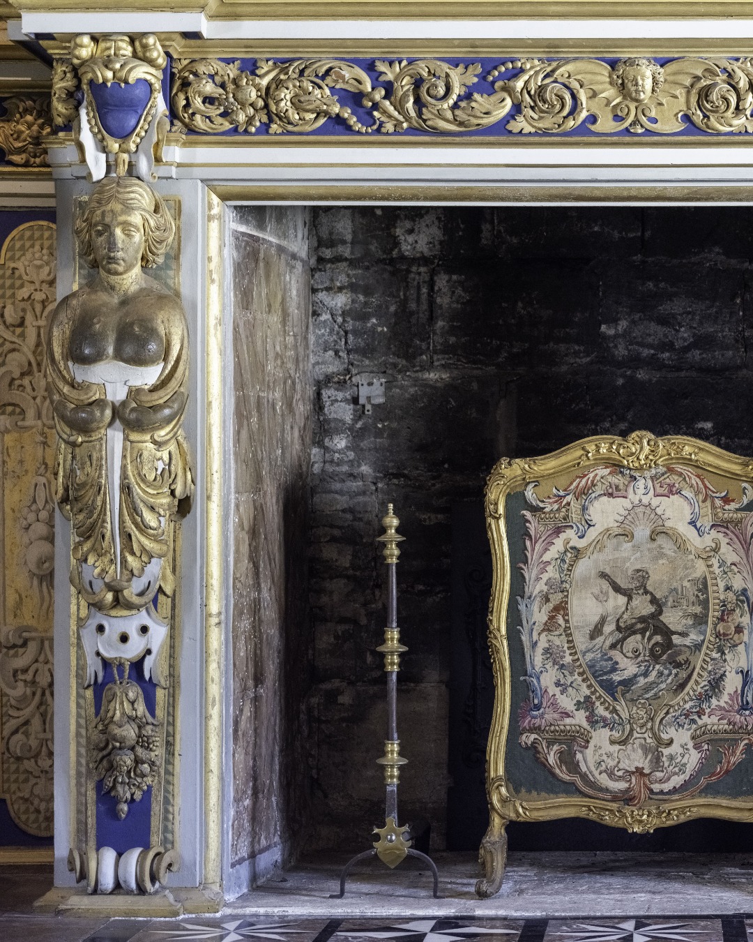 Les Rendez-vous de l’histoire : La vie de château...
La vie dans les châteaux pouvait être particulièrement difficile, notamment pour se chauffer. Connaissez-vous les différentes astuces utilisées ?
Les tapisseries étaient indispensables ! Bien que ce ne soit pas leur première fonction, elles permettaient d’isoler les murs du château.
L’utilisation des paravents était courante. Placés devant les portes et les fenêtres, ils servaient à couper les courants d’air.
Les cheminées, un atout pour les châteaux ? Essentielles pour se chauffer, on trouvait des cheminées dans toutes les pièces du château : dans les salons, les cuisines et même dans les combles…
Elles étaient de réels éléments de décor au sein des différentes pièces. D’après vous, combien de cheminées compte le Château de Goulaine ?
Nous attendons vos réponses en commentaire ! Le gagnant remportera une bouteille de la collection Marquis de Goulaine.
#Patrimoine #ChâteauDeGoulaine #tourismeenloireatlantique #histoiredefrance #Vignobledenantes #Nantes #Histoire #concours