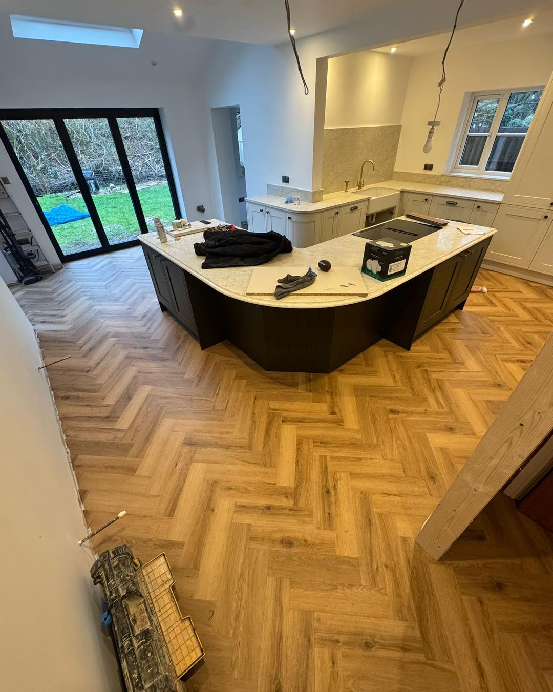 🇺🇸🇺🇸 american oak parquet lvt 🇺🇸🇺🇸
What a transformation on this open plan kitchen
Expertly installed by a.lflooring and team
Check the pics to see how we did it 🌟