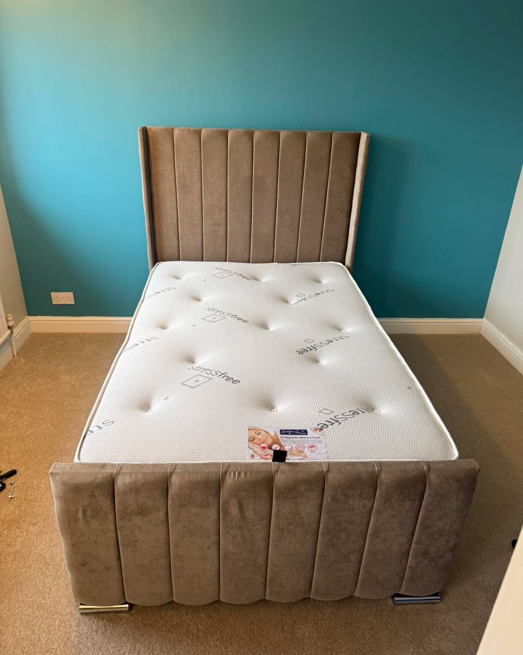 👉🏻4ft Diana with the winged headboard
👉🏻ottomon
👉🏻malia fabric in mink
👉🏻10 inch memory foam mattress
👉🏻free install
🤑 bed for life for under £600 😀