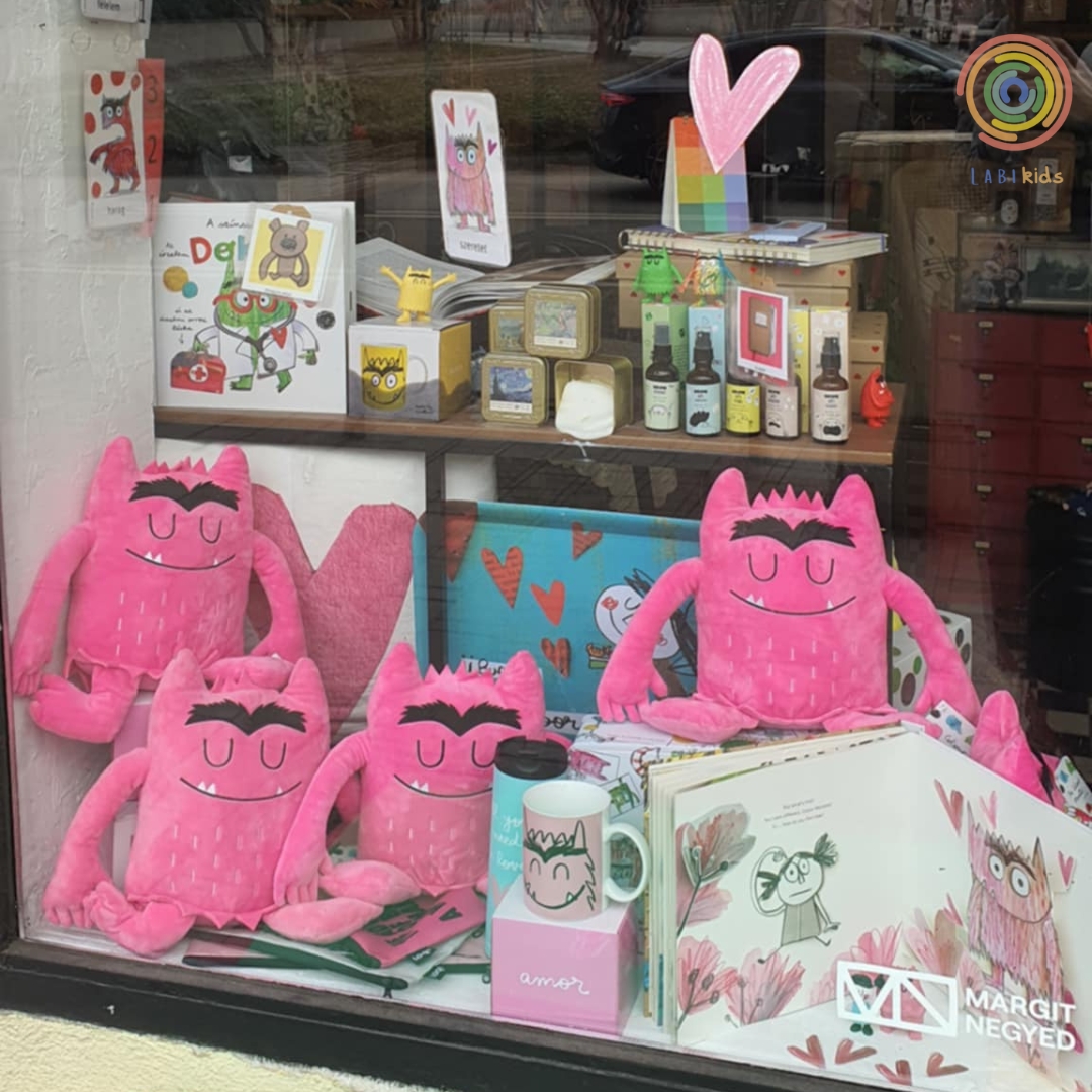 💗 Még nem késtél el! Kedvenc Színszörnyeitek akár 40% kedvezménnyel holnapig 💚Valentin-napra szeretnéd? Ne izgulj! Ma 19 óráig még bármelyiket átveheted személyesen a Labirintus Műhelyében!
💗1 érzelem –25%
💗💗2 érzelem –30%
💗💗💗3 vagy több érzelem –35%
A 6 darabos teljes Színszörny-szettet február 14-éig az eredeti 59 400 Ft helyett 35 000 Ft-ért vehetitek meg – a készlet erejéig.
Nincs kuponkód: csak tedd őket kosárba, és a kedvezmény automatikusan megjelenik 💫
Érzelmek és színek:
💗Szeretet – rózsaszín
💚Nyugalom – zöld
💛Öröm – sárga
❤️Harag – piros
💙Bánat – kék
🖤Félelem – szürke
👉További részletek a Labirintus Kiadó webshopjában!
#színszörny #annallenas