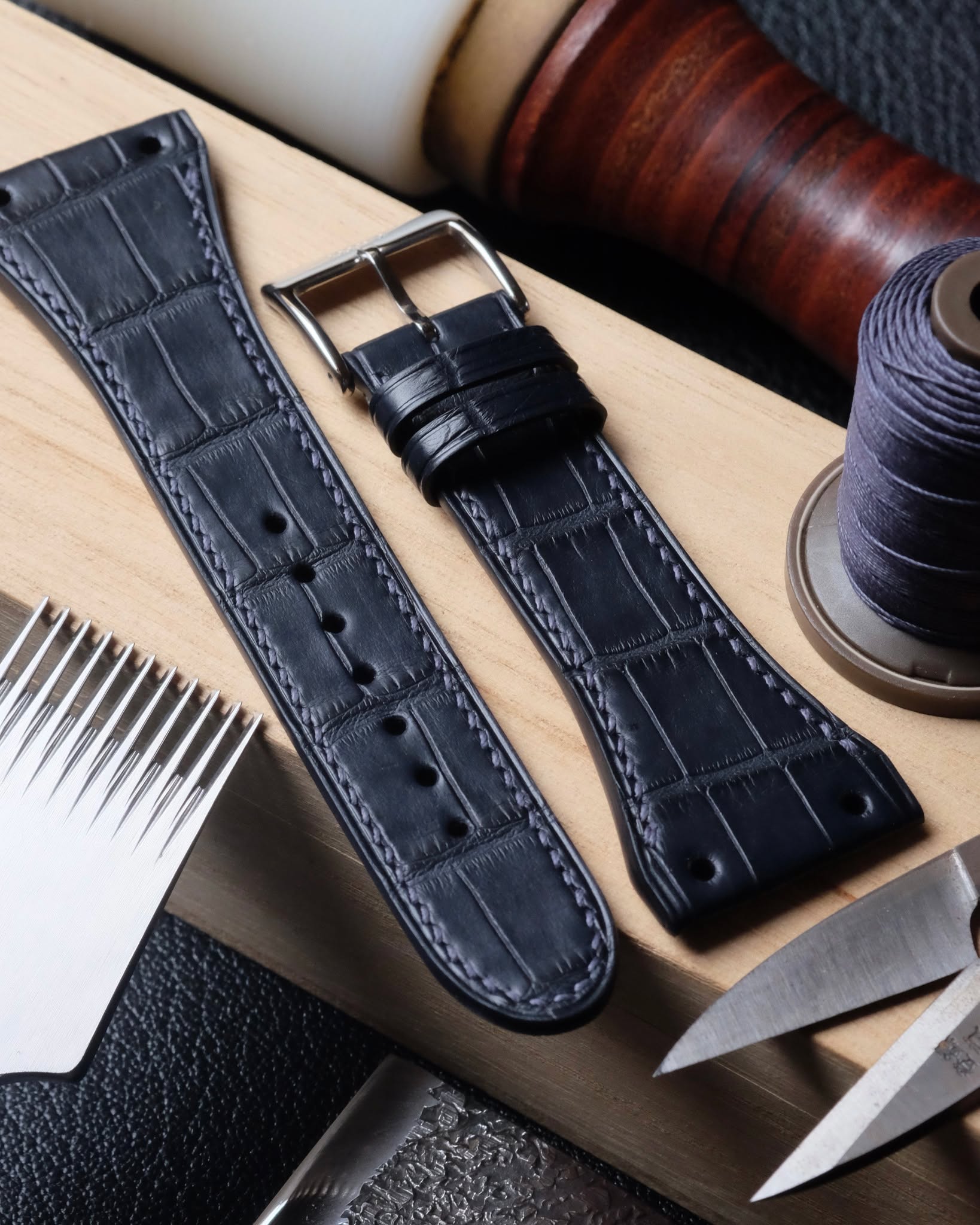 🇧🇪🖐🏻 Cousu main en Belgique
•
Bracelet de montre (plat 4.5 à 3 mm d’épaisseur) entièrement fait main et cousu main en cuir d’alligator marine blue, doublure veau Zermatt, fil de lin dark blue (couture S), peinture des bords dark blue, trous ronds 2.0 mm et boucle ardillon silver.
•
#atelierdecoster #decoster #artisan #handmade #handstiched #handmadeinbelgium #madeinbelgium
•
#handmadewatchstrap #bespokewatchstrap #customwatchstrap #handmadeleatherwatchstrap
•
#alligatorwatchstrap #alligatorleather #alligatorleatherwatchstrap