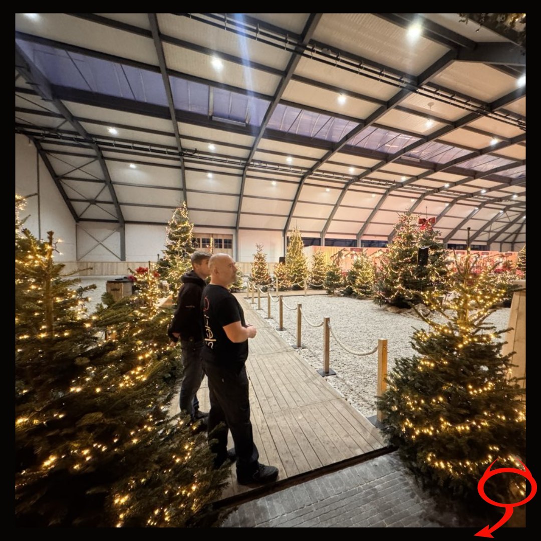 Wanneer je kerst naar het volgende niveau wilt tillen,... dan plaatsen de Hels Duivels gewoon 80 kerstbomen. Met onze precieze 3D- en 2D-planning zorgen we dat alles tot in de puntjes is uitgewerkt. Let’s go big & bold!
#hels #eventlogistics #eventsupport