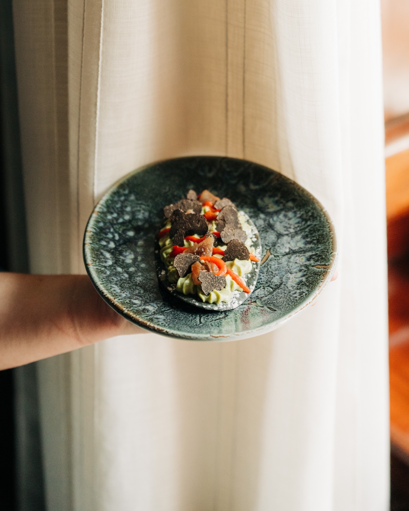 Seguimos saboreando la temporada de la trufa 🖤
En nuestro menú encontraréis platos que hablan del producto, tradición y siempre con un toque de creatividad.
Desde la sardina ahumada con pimiento de cristal, crema de aguacate y láminas de trufa, hasta uno de los grandes imprescindibles, nuestro huevo frito trufado con patatas, un clásico que nunca falla.
Recetas muy nuestras, donde la trufa se mezcla con productos de siempre y nuevas combinaciones. Porque respetar la tradición también es saber reinterpretarla ✨
#mesondelpastor #trufanegra #morella #elsports #bibgourmand