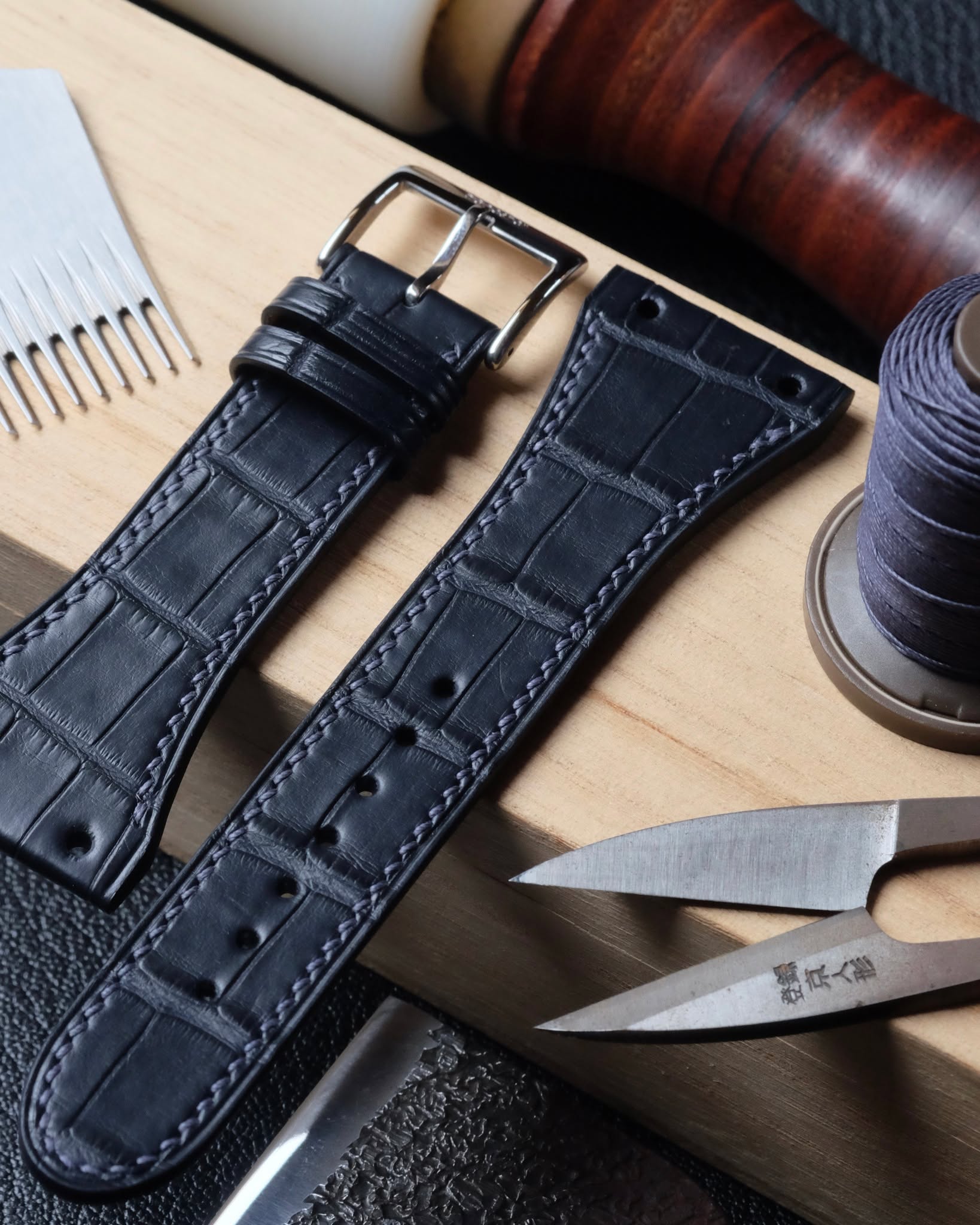 🇧🇪🖐🏻 Bespoke Watch Strap
•
Bracelet de montre (plat 4.5 à 3 mm d’épaisseur) entièrement fait main et cousu main en cuir d’alligator marine blue, doublure veau Zermatt, fil de lin dark blue (couture S), peinture des bords dark blue, trous ronds 2.0 mm et boucle ardillon silver.
•
#atelierdecoster #decoster #artisan #handmade #handstiched #handmadeinbelgium #madeinbelgium
•
#handmadewatchstrap #bespokewatchstrap #customwatchstrap #handmadeleatherwatchstrap
•
#alligatorwatchstrap #alligatorleather #alligatorleatherwatchstrap