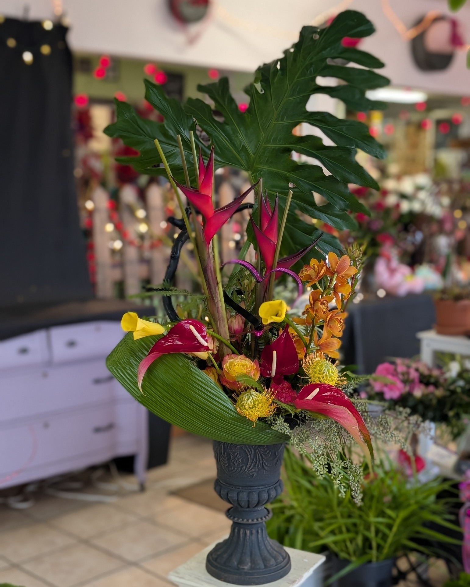 Our gorgeous tropicals stun in a magnificent floral fusion arrangement by Denise Lancaster. ๐บ๐น๐ธโจ