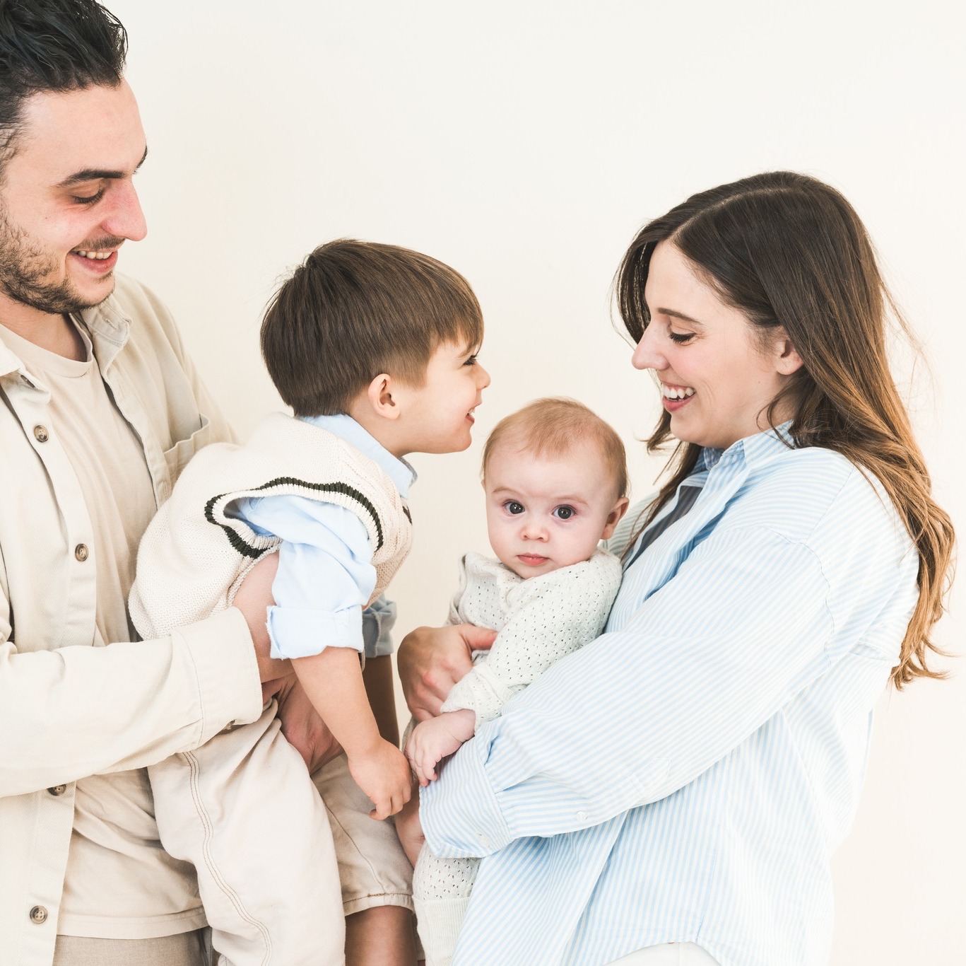 FAMIGLIA
Nessuna posa, nessuna fretta.
Solo Teodoro, Orlando, Mamma e Papà.
Tra risate spontanee, sguardi che si cercano e abbracci veri,
mi sono ritrovata a scattare con il cuore più che con la macchina.
Una famiglia bellissima, da raccontare così: semplicemente per com’è.
📸 Vuoi anche tu un ricordo di famiglia autentico, da custodire per sempre?
#fotodifamiglia #fotografadifamiglia #ricordidifamiglia #peregofotografa #meina #lagomaggiore #fotografianeonati #fotografabimbi #familystory #fotografiamaternità #serviziofotograficofamiglia #photographywithlove #ritrattidifamiglia #storieautentiche #memoriepreziose