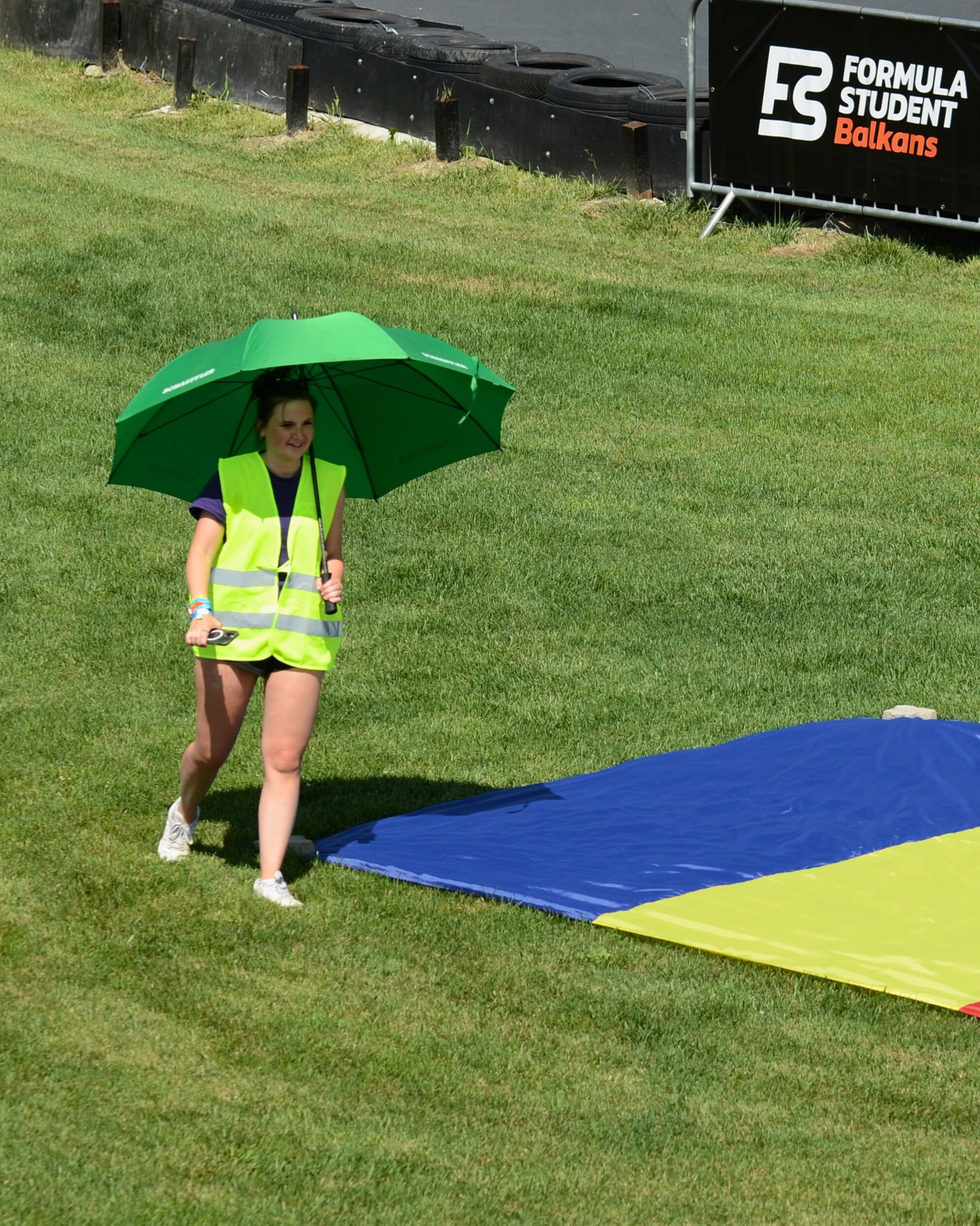 styling the safety vest like a pro
.
.
.
#fsbalkans #formulastudent
