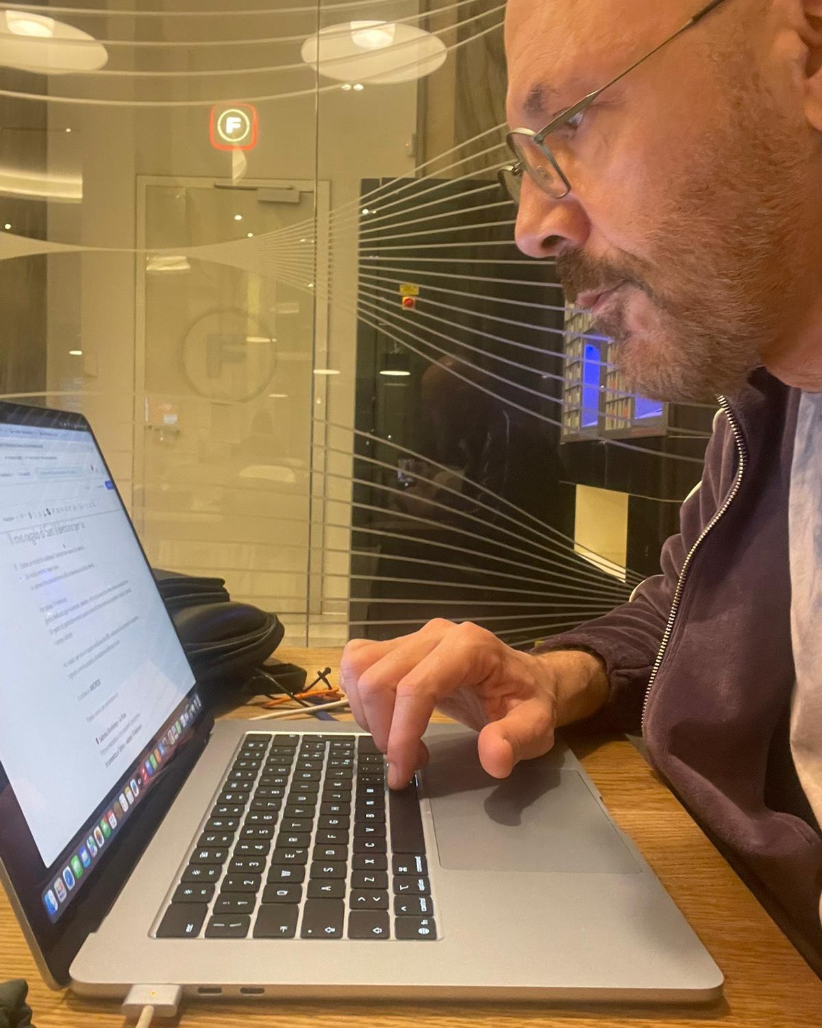 Tornare qui ogni mattina sta diventando una piccola forma di gioia.
Il mio corpo ha attraversato mesi che chiedevano lentezza. Dopo l’operazione di aprile si è aperto un tempo fatto di attenzione e di ascolto, e solo a novembre ho rimesso piede in palestra. Ricordo ancora quella sensazione di entrare in un luogo conosciuto e allo stesso tempo distante, come quando rivedi qualcuno che hai amato molto e serve qualche istante per ritrovare la naturalezza.
Gennaio mi ha insegnato ad avvicinarmi con più delicatezza. Ogni giorno varco questa porta senza domande sulla prestazione, lasciando che sia il corpo a indicarmi quanto spingere e quanto restare morbido. Inizio con una camminata veloce che rimette in circolo il respiro, proseguo con qualche macchina e pesi leggeri, giusto il necessario perché i muscoli tornino a ricordare. Poi mi concedo il calore della sauna e l’acqua dell’idromassaggio, e sento le tensioni sciogliersi mentre il corpo ritrova fiducia.
Spesso resto qui anche dopo l’allenamento, lavoro al computer nello spazio condiviso, alzo lo sguardo ogni tanto, incrocio visi che stanno diventando familiari. A forza di presenza, anche un luogo torna ad assomigliarti.
Questa settimana ho ripreso i corsi. Stamattina alle otto ero sul Reformer (Pilates), disteso, mentre cercavo stabilità e ampiezza nel respiro. Ora sono qui, immerso nei miei progetti, con una energia quieta che accompagna ogni gesto.
Prendersi cura del corpo cambia la qualità delle giornate. Il pensiero si fa più ampio, lo sguardo più disponibile, la presenza più intera.
Quando il mattino accoglie questo spazio, qualcosa dentro si allinea. Il corpo custodisce una saggezza antica e ogni volta che lo raggiungo, mi raggiungo.