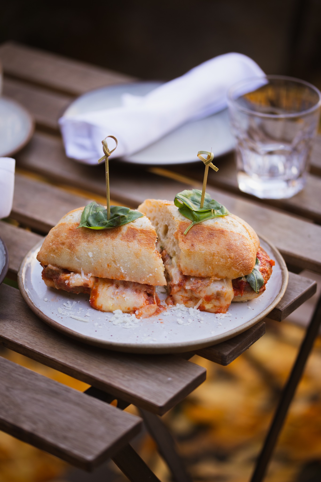 Cicotti meatballs, tomato sauce, hand-stretched mozzarella, farmwild basil, and pecorino.
📸 @kristinkins