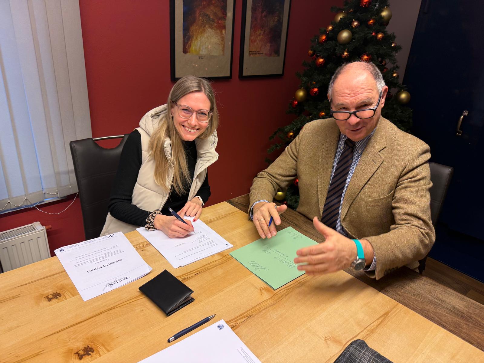 ✨ Prokura für Jennifer Hadl ✨
Wir freuen uns, bekanntgeben zu dürfen, dass unserer langjährigen Mitarbeiterin Jennifer im Jänner die Prokura erteilt wurde – und diese nun auch offiziell im Firmenbuch eingetragen ist.
Jennifer ist seit vielen Jahren ein fester Bestandteil unseres Teams und verantwortet mit Engagement und fachlicher Kompetenz die kaufmännischen Belange unseres Unternehmens.
Mit ihrem Organisationstalent und ihrer Verlässlichkeit trägt sie maßgeblich zur erfolgreichen Entwicklung unseres Unternehmens bei.
Liebe Jennifer, wir danken dir für deinen Einsatz und freuen uns auf viele weitere gemeinsame Jahre! 💐
#Prokura #Team #Wertschätzung #Karriere